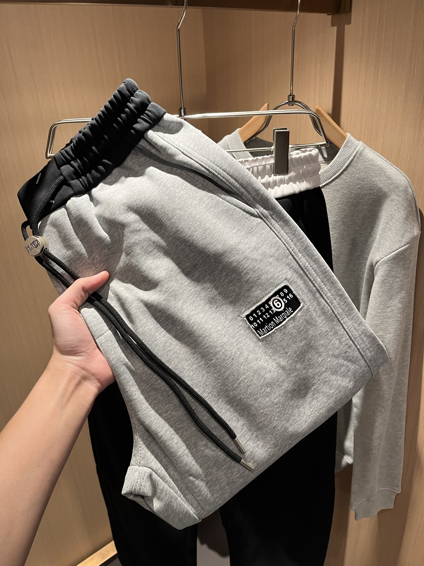 NO:565107,Maison margiel 2025 new autumn and winter casual pants for men and women, available at counters at the same time!  Customized exclusive washed cotton fabric, trouser leg logo pattern design!  Simple and elegant, easy to match and versatile, extremely high-grade, perfectly integrated into fashion and style, it is a top-notch fashionable style that is perfect for outer wear!  The whole thing gives people a natural feeling!  The ultimate classic versatile casual pants, customized with original pure cotton fabric!  The ultimate heavy work, the ultimate perfection!  Fans who pursue high quality should rush to buy it by themselves, and we sincerely invite all fans who know the goods to appreciate this model together!  !  Size M-3XL,,masion margiela,alexander wang19860909马吉拉 maison margiel 2025秋冬新款男女同款休闲裤,专柜同步发售！定制专属洗水纯棉面料,裤腿logo图案设计！简约大方,从容百搭,档次极高,完美融入时尚还有风情感一款完美符合外穿的顶尖时髦气质款！整体给人浑然天成的感觉！极致经典的百搭型休闲裤,定制原版纯棉面料！极致的重工极致的完美！追求高品质的粉丝们请自行抢购,诚邀所有识货的粉丝一同鉴赏此款！！尺码M-3XL,,masion margiela,alexander wang,Men's clothing