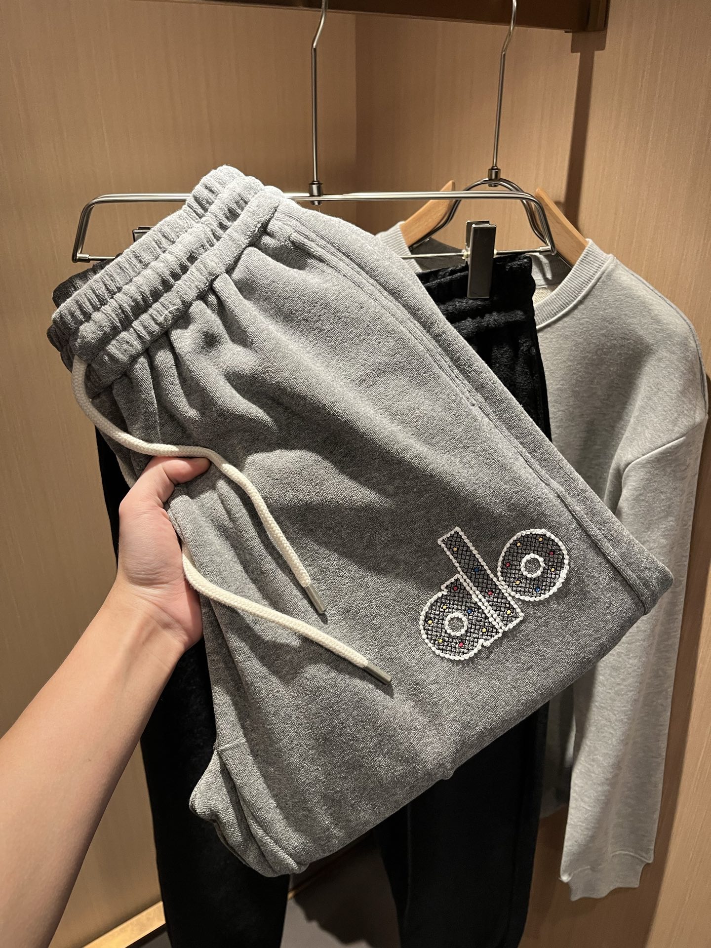 NO:565103,Alo 2025 new autumn and winter men's casual pants, the choice of high-end quality... A versatile trousers that has both casual pants and casual pants. It is also an indispensable matching artifact in men's wardrobe. It is a classic style that is practical to wear!  The design style of the entire pair of casual pants is simple and fashionable, which is very consistent with the low-luxury style setting. It has excellent skin-friendly value, is easy to wear, and has a full sense of details!  Classic logo embroidery pattern design!  This type of trousers is made of high-quality pure cotton fabric. The fabric is comfortable, soft and delicate to the touch, has a good vertical feel, looks very textured, and is full of fine and high-end charm. It has first-class and exquisite tailoring, and the routing is meticulous, smooth and neat. It is a trousers that looks good with any casual style. If you like it, hurry up and get it, good stuff waits for no one!  Size M-3XL,,alexander wang19860909Alo 2025秋冬新款男士休闲裤,高端品质之选……一款休闲裤兼备的百搭裤装,也是男士衣橱里不可缺少的搭配神器,属于实穿型的经典款式！整条休闲裤的设计风格简洁时尚,非常符合低奢的风格设定,亲肤值优越,穿着方便,细节感十足！经典标识logo刺绣图案设计！此款裤装采用优质纯棉面料打造而成,面料舒服,手感柔软细腻,有着很好的垂直感,看上去非常有质感,细品高级韵味十足.一流精湛的版型裁剪,走线细致平顺工整,休闲随意怎么搭配都好看的裤装,喜欢的赶紧入手吧,好货可不等人！尺码M-3XL,,alexander wang,Men's clothing