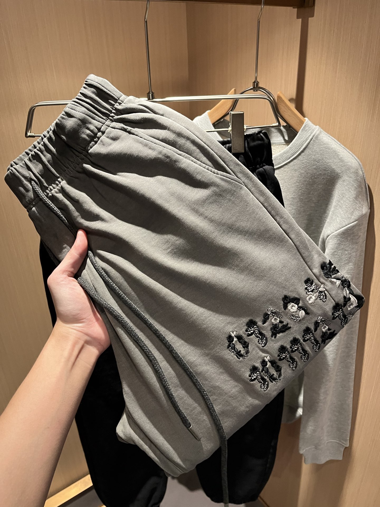 NO:565099,Maison margiel's new 2025 autumn and winter casual pants for men and women are on sale at the same time at the counter!  Customized exclusive washed cotton fabric, trouser leg logo embroidery design!  Simple and elegant, easy to match and versatile, extremely high-grade, perfectly integrated into fashion and style, it is a top-notch fashionable style that is perfect for outer wear!  The whole thing gives people a natural feeling!  The ultimate classic versatile casual pants, customized with original pure cotton fabric!  The ultimate heavy work, the ultimate perfection!  Fans who pursue high quality should rush to buy it by themselves, and we sincerely invite all fans who know the goods to appreciate this model together!  !  Size M-3XL,,masion margiela,alexander wang19860909马吉拉 maison margiel 2025秋冬新款男女同款休闲裤,专柜同步发售！定制专属洗水纯棉面料,裤腿logo图案刺绣设计！简约大方,从容百搭,档次极高,完美融入时尚还有风情感一款完美符合外穿的顶尖时髦气质款！整体给人浑然天成的感觉！极致经典的百搭型休闲裤,定制原版纯棉面料！极致的重工极致的完美！追求高品质的粉丝们请自行抢购,诚邀所有识货的粉丝一同鉴赏此款！！尺码M-3XL,,masion margiela,alexander wang,Men's clothing