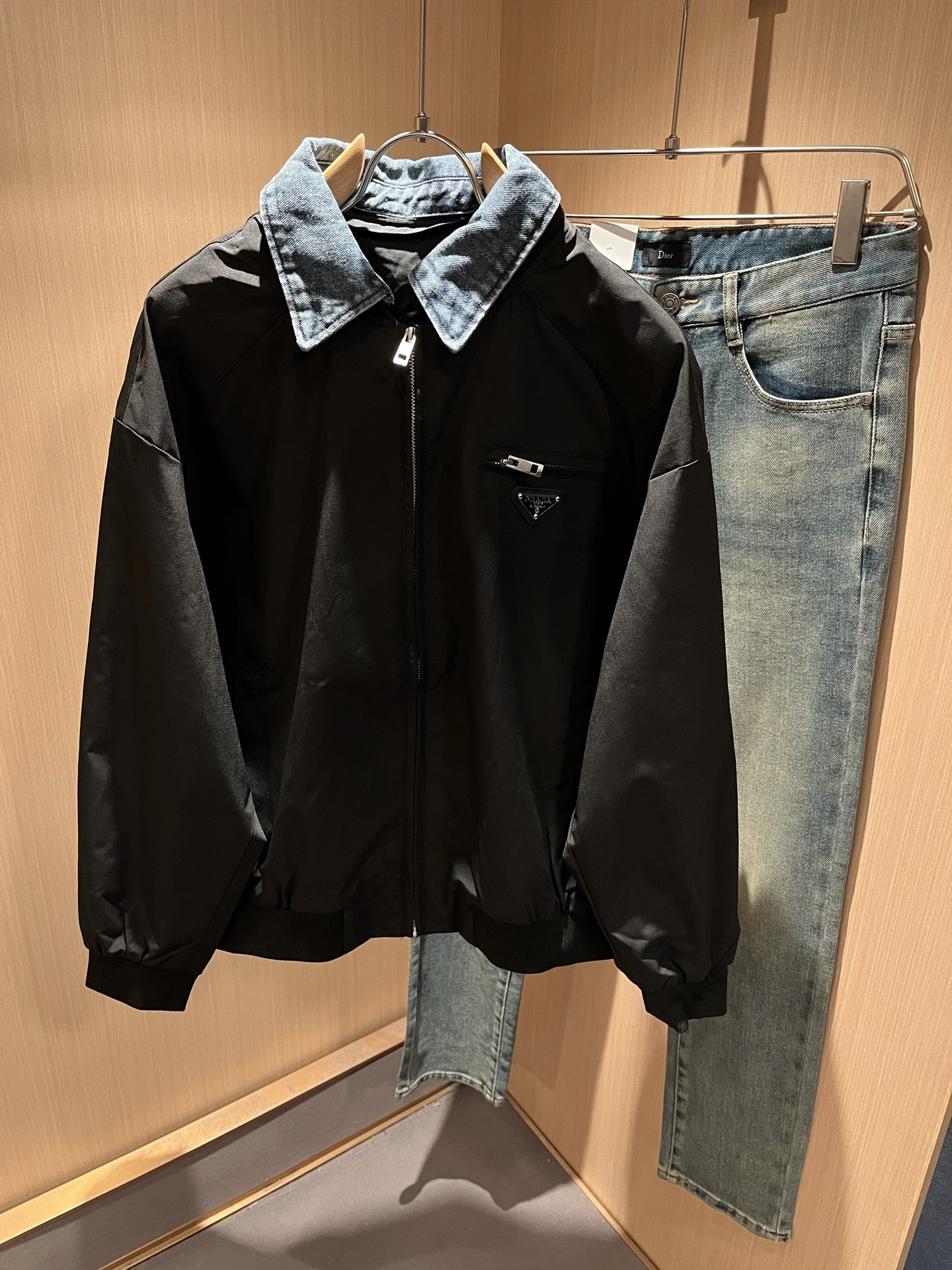 NO:566769,PRAD*A autumn and winter casual jackets, the latest fashionable casual zipper jackets, fashionable jackets! Trading company channels are rare, and they are sold simultaneously on the official website. The most anticipated high-quality goods by men are coming, allowing you to feel what real luxury has connotation! This jacket is made of P’s professionally customized lightweight technical fabrics. The surface is neat, smooth and shiny, and the texture is obvious through the screen. The upper body is comfortable, light and not stuffy, giving you the most enjoyable wearing experience!  Exquisite logo pattern hardware design!  It perfectly enhances the overall sense of luxury and class, and you can get the high-end luxury atmosphere at a glance! The jacket is cut in a basic and conventional style, and the upper body is versatile, simple and unobtrusive. It can easily cope with various occasions and environments. It is undoubtedly a must-have product for daily commuting! Sizes M～3XL,, prada, jackets & coats, jackets & coats, alexander wang19860909PRAD*A普*达秋冬休闲夹克外套,最新时尚休闲拉链夹克,时尚夹克外套!贸易公司渠道稀出,同步官网发售,男神最为期待的精品狠货重磅来袭,让你感受到什么叫真正的高奢有内涵!此款夹克外套选用了P家专业定制的轻薄科技面料制成,表面整洁光滑且富有光泽,质感透过屏幕都显而易 见,上身舒适轻盈不闷热, 给你最为享受的穿着体验！精致logo图案五金设计！完美提升了整体的奢华档次感,一眼就能Get到的高端奢华气息!基础常规的夹克版型裁剪,上身百搭简约不挑人,轻松应对各种场合与环境,属于日常通勤必备的臻品无疑!尺码M～3XL,,prada,jackets & coats,jackets & coats,alexander wang,Men's clothing