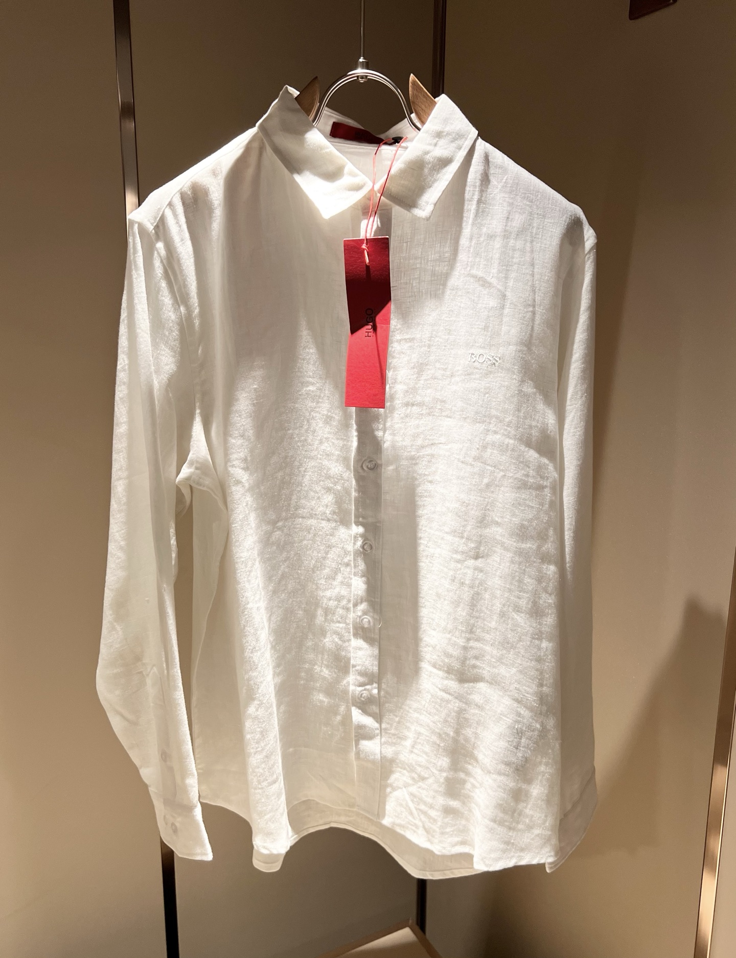 NO:565157,HUGO BOSS 2025 autumn and winter new casual men's casual suit, the latest fashionable casual body with logo embroidery decoration!  Trading company channels are rare, and they are sold simultaneously on the official website. The high-quality goods that the male god is most looking forward to are coming, high-end customized linen material!  Let you feel what real luxury has connotation! This model is made of professionally customized linen fabrics. The surface is clean, smooth and shiny, and the texture is clearly visible through the screen. It perfectly enhances the overall sense of luxury and class, and you can get the high-end luxury atmosphere at a glance! The basic and conventional cut, the upper body is versatile and simple, and can easily cope with various occasions and environments. It is undoubtedly a must-have product for daily commuting! Size M-4XL,, alexander wang19860909HUGO BOSS 雨果博斯 2025秋冬新款休闲男士休闲套装,最新时尚休闲衣身logo刺绣修饰！贸易公司渠道稀出,同步官网发售,男神最为期待的精品狠货重磅来袭,高端定制亚麻材质！让你感受到什么叫真正的高奢有内涵!此款选用了专业定制亚麻面料制成,表面整洁光滑且富有光泽,质感透过屏幕都显而易 完美提升了整体的奢华档次感,一眼就能Get到的高端奢华气息!基础常规的版型裁剪,上身百搭简约不挑人,轻松应对各种场合与环境,属于日常通勤必备的臻品无疑!尺码M-4XL,,alexander wang,Men's clothing