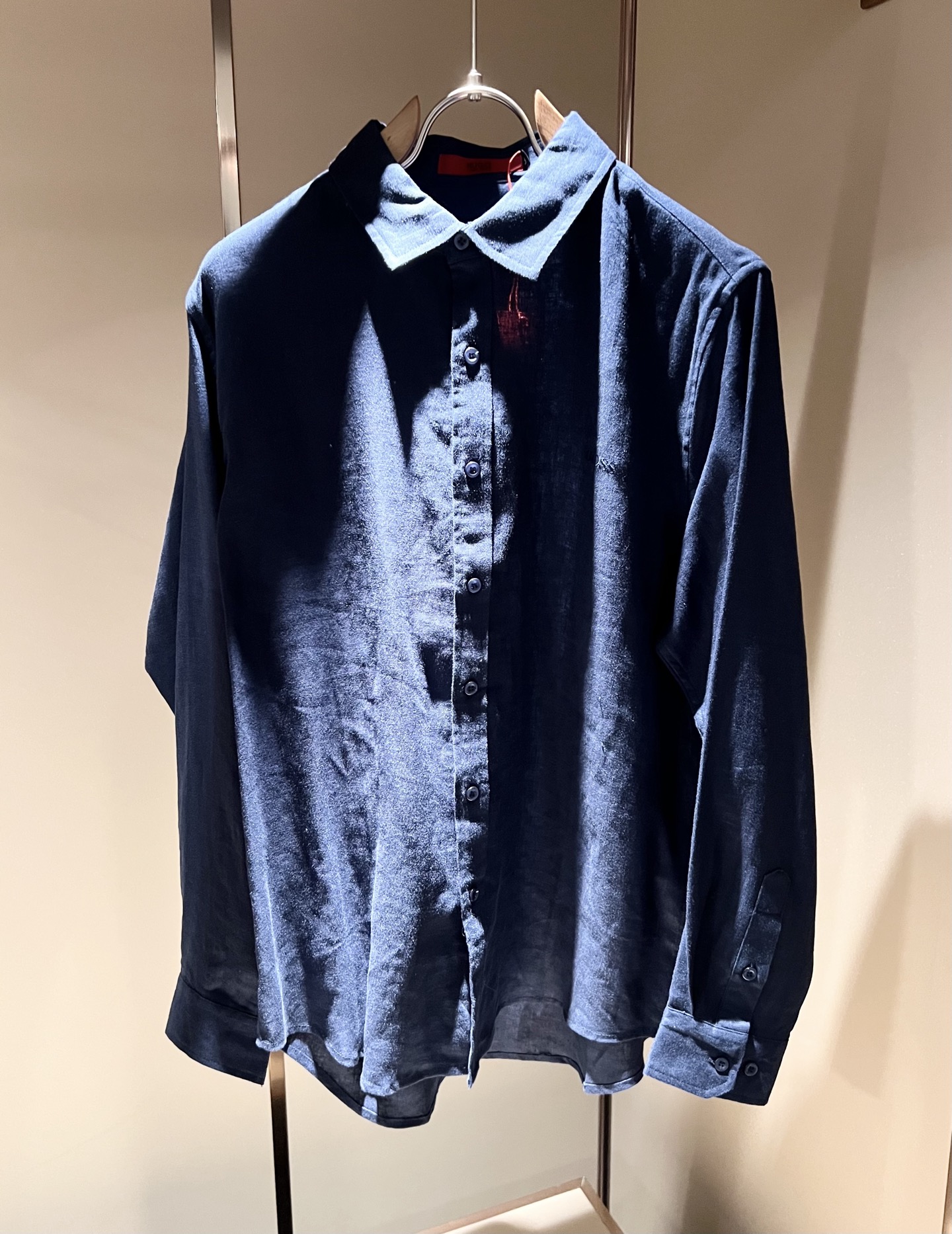 NO:571516,HUGO BOSS 2025 autumn and winter new casual men's casual suit, the latest fashionable casual body with logo embroidery decoration!  Trading company channels are rare, and they are sold simultaneously on the official website. The high-quality goods that the male god is most looking forward to are coming, high-end customized linen material!  Let you feel what real luxury has connotation! This model is made of professionally customized linen fabrics. The surface is clean, smooth and shiny, and the texture is clearly visible through the screen. It perfectly enhances the overall sense of luxury and class, and you can get the high-end luxury atmosphere at a glance! The basic and conventional cut, the upper body is versatile and simple, and can easily cope with various occasions and environments. It is undoubtedly a must-have product for daily commuting! Size M-4XL,, alexander wang19860909HUGO BOSS 雨果博斯 2025秋冬新款休闲男士休闲套装,最新时尚休闲衣身logo刺绣修饰！贸易公司渠道稀出,同步官网发售,男神最为期待的精品狠货重磅来袭,高端定制亚麻材质！让你感受到什么叫真正的高奢有内涵!此款选用了专业定制亚麻面料制成,表面整洁光滑且富有光泽,质感透过屏幕都显而易 完美提升了整体的奢华档次感,一眼就能Get到的高端奢华气息!基础常规的版型裁剪,上身百搭简约不挑人,轻松应对各种场合与环境,属于日常通勤必备的臻品无疑!尺码M-4XL,,alexander wang,Men's clothing