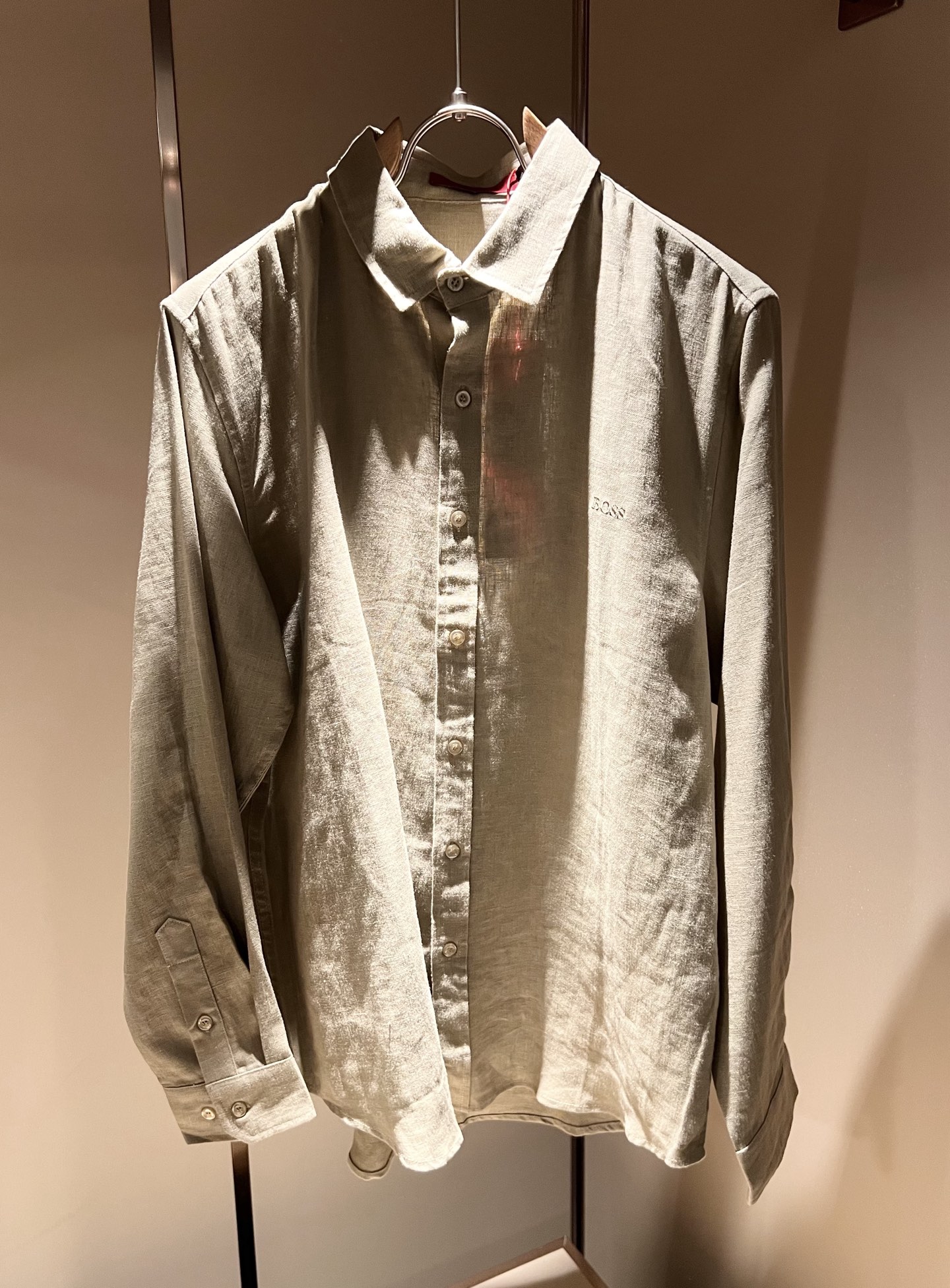 NO:566866,HUGO BOSS new autumn and winter casual men's casual suits, the latest fashionable casual clothes with logo embroidery decoration!  Trading company channels are rare, and they are sold simultaneously on the official website. The high-quality goods that the male god is most looking forward to are coming, high-end customized linen material!  Let you feel what real luxury has connotation! This model is made of professionally customized linen fabrics. The surface is clean, smooth and shiny, and the texture is clearly visible through the screen. It perfectly enhances the overall sense of luxury and class, and you can get the high-end luxury atmosphere at a glance! The basic and conventional cut, the upper body is versatile and simple, and can easily cope with various occasions and environments. It is undoubtedly a must-have product for daily commuting! Size M-4XL,, alexander wang19860909HUGO BOSS 雨果博斯 秋冬新款休闲男士休闲套装,最新时尚休闲衣身logo刺绣修饰！贸易公司渠道稀出,同步官网发售,男神最为期待的精品狠货重磅来袭,高端定制亚麻材质！让你感受到什么叫真正的高奢有内涵!此款选用了专业定制亚麻面料制成,表面整洁光滑且富有光泽,质感透过屏幕都显而易 完美提升了整体的奢华档次感,一眼就能Get到的高端奢华气息!基础常规的版型裁剪,上身百搭简约不挑人,轻松应对各种场合与环境,属于日常通勤必备的臻品无疑!尺码M-4XL,,alexander wang,Men's clothing