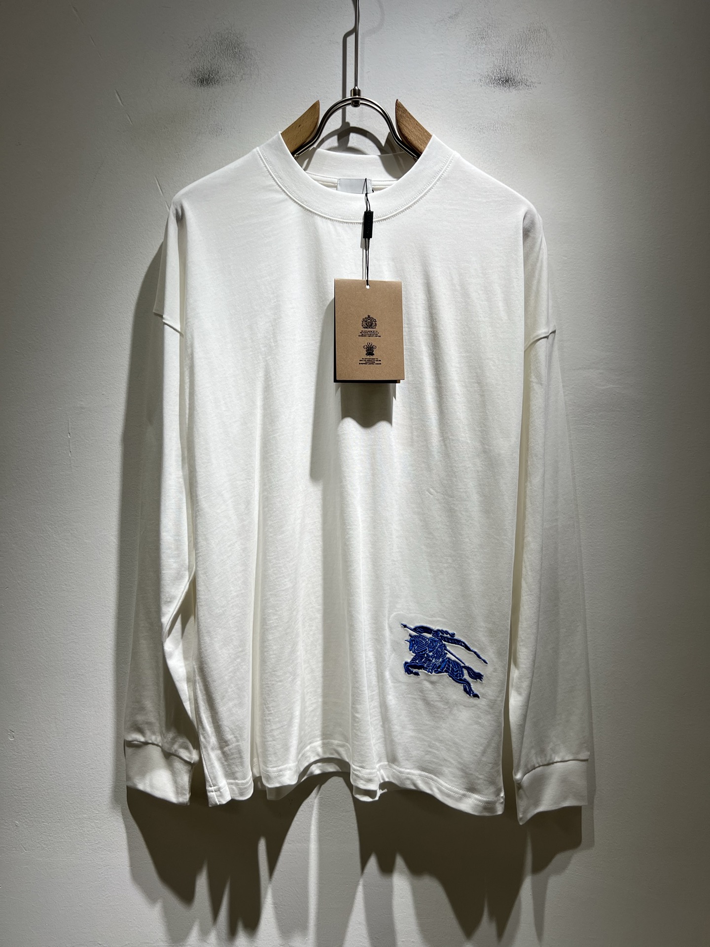 NO:565199,BURBER*Y's 2025 autumn and winter new unisex long-sleeved bottoming shirt is a big hit. It is made of environmentally friendly pure cotton fabrics that have been popular recently. It is a high-end outdoor sports and leisure series, a very hot sports trend!  The latest special material developed by BUR, with logo embroidery design on the hem!  The fabric is also called memory cloth, which refers to the fabric with the function of morphological memory. It beats all the versions on the market. It can only be said that it is not on the same level at all. No matter in terms of material, detail restoration and craftsmanship, we are not afraid of any challenges, just to provide everyone with wonderful products, as always, always  As always, a style that implements BUR's core concept will be tightly tied to fashion, always maintaining a perfect, simple but not simple design style, which perfectly meets your daily needs. Sizes: M-3XL, burberry, alexander  wang19860909BURBER*Y巴*莉2025秋冬新品男女同款长袖打底衫,重磅来袭,最近比较火热的环保纯棉面料制作而成,高端户外运动休闲系列,非常火热运动风潮！BUR最新研发的特殊材质,下摆标志logo图案刺绣设计！面料也叫记忆布,是指具有形态记忆功能的面料,秒杀市面上一切版本,只能说根本就不是一个级别的存在,不管是材质还是细节还原度以及工艺制作方面,不惧任何挑战,只为给大家奉献绝妙产物一如既往,始终如一,贯彻了BUR核心理念的一个款式将与时尚紧紧的捆绑在一起,时刻保持完美,简约而不简单的的设计风格,完美的满足了你日常所需要的穿搭.尺码:M-3XL,,burberry,alexander wang,Men's clothing