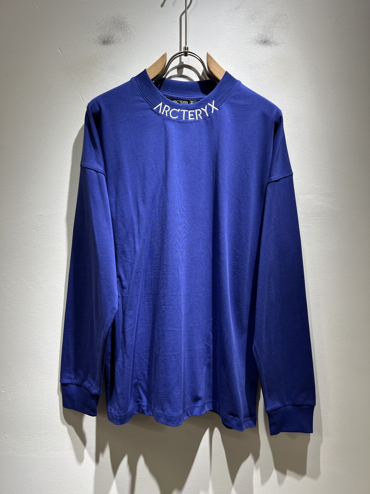 NO:565184,ARCTER *  In addition to its considerable attainments in style design, the most obvious or most proficient thing is that it has deeper and unique insights and attainments in fabrics. Through continuous structural research and problem solving, it is characterized by unique research on fabrics. These alone are enough to support it to become one of the leading new logo brand images in the clothing manufacturing industry. This model is made of pure cotton!  The fabric is carefully blended with pure cotton, and feels smooth and soft, with both natural beauty and comfort. The large-body cut is simple and clean, and the fabric shows a different hazy structural beauty. It is exclusively customized through mold opening. The fabric tests the skills of the workers and can be smooth, compliant and wrinkle-free!  Logo embroidery design on the chest!  It really tests the handicrafts of each master!  It makes the whole thing clean and tidy, without leaving a trace of thread. Nowadays, men who are pursuing life are also more refined in their lives!  Size M-3XL,arc'teryx,alexander wang19860909ARCTER*X始*祖鸟 2025秋冬新款男女同款休闲打底衫,户外品牌可能大家第一想到的就是加拿大鹅、始祖鸟.给人一种标签试的感觉！除了在款式设计上颇有造诣之外,最明显或者说最为拿手的,应该就是在面料上的拥有更深独特见解跟造诣了.通过不断地结构研究和问题处理,在以面料独特研究为特征,仅凭这些就已经足以支撑其成为服装制造行业中,首屈可数的新标志品牌形象.此款采用纯棉材质！通过精工混纺纯棉之后的面料,手感细滑柔软,同时兼具自然美感跟舒适度.大身上版型裁剪简洁干净,面料上显现出了不一样朦胧的结构性美感来.独家开模定制而成,面料及其考验工人的技术,能做到平整服帖又不起皱！胸前logo图案刺绣设计！真的是很考验每位师傅的手工制作！使得整体干净利索,不留一丝线头.现在对于生活有所追求的男性也在生活中更为精致！尺码M-3XL,arc'teryx,alexander wang,Men's clothing