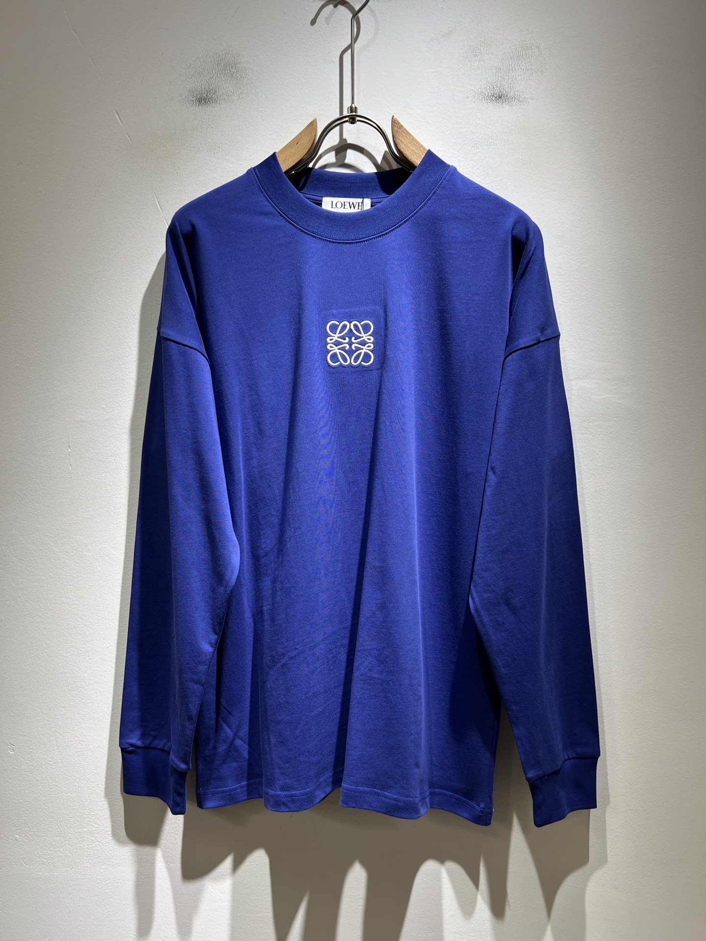 NO:565173,LOE*WE 2025 autumn and winter men's base layer shirt, Italian original order channel, highly personalized and high-end style, logo pattern embroidery design!  The latest popular fashion product has arrived. It is a simple and high-end fashion item. It is a fashion product with very high-end charm and is a must-have item for fashion trends!  Italian original factory channel, special supply level order, released simultaneously by Hong Kong, Macao and Taiwan buyer stores. This model is also the latest popular product of Loewe family this year, and it is also the most classic product. Its specifications and quality are beyond doubt!  !  The selection is extremely diverse. It goes without saying that this style has that fresh and natural feeling, which highlights the brand's charm and high-end sense. The texture of this style is very good, and the weight and color that can be felt by hand are even better on the skin. It is a full wearing enjoyment!  !  Size: M-3XL,,loewe,loewe,alexander wang19860909LOE*WE罗*威 2025秋冬男士打底衫,意大利原厂订单渠道,极具个性高级风,标志logo图案刺绣工艺设计！最新时尚潮流人气产物驾到,又是一款简约高级的时尚单品,穿搭魅力十分高级不俗的时尚产物 ,时尚潮流必备单品！意大利原厂渠道,特供级别订单,同步港澳台买手店发布,此款也是罗意威家今年的最新人气产物,也是最经典的产物,其规格跟档次更是毋庸置疑！！ 选择极具多样化,言而喻此款自然具备那种清新自然的感觉,彰显品牌魅力与高级感,此款的质感十分的到位,用手可以感知的重磅跟出彩亲肤程度更是上佳,十足的穿着享受！！尺码: M-3XL,,loewe,loewe,alexander wang,Men's clothing