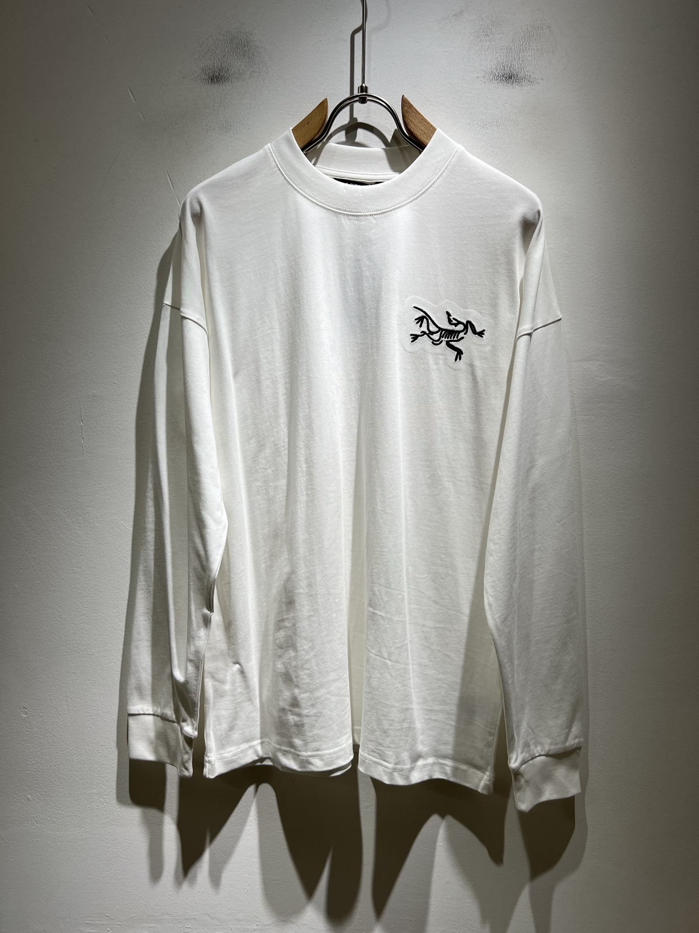 NO:565209,ARCTER *  In addition to its considerable attainments in style design, the most obvious or most proficient thing is that it has deeper and unique insights and attainments in fabrics. Through continuous structural research and problem solving, it is characterized by unique research on fabrics. These alone are enough to support it to become one of the leading new logo brand images in the clothing manufacturing industry. This model is made of pure cotton!  The fabric is carefully blended with pure cotton, and feels smooth and soft, with both natural beauty and comfort. The large-body cut is simple and clean, and the fabric shows a different hazy structural beauty. It is exclusively customized through mold opening. The fabric tests the skills of the workers and can be smooth, compliant and wrinkle-free!  Logo embroidery design on the chest!  It really tests the handicrafts of each master!  It makes the whole thing clean and tidy, without leaving a trace of thread. Nowadays, men who are pursuing life are also more refined in their lives!  Size M-3XL,arc'teryx,alexander wang19860909ARCTER*X始*祖鸟 2025秋冬新款男女同款休闲打底衫,户外品牌可能大家第一想到的就是加拿大鹅、始祖鸟.给人一种标签试的感觉！除了在款式设计上颇有造诣之外,最明显或者说最为拿手的,应该就是在面料上的拥有更深独特见解跟造诣了.通过不断地结构研究和问题处理,在以面料独特研究为特征,仅凭这些就已经足以支撑其成为服装制造行业中,首屈可数的新标志品牌形象.此款采用纯棉材质！通过精工混纺纯棉之后的面料,手感细滑柔软,同时兼具自然美感跟舒适度.大身上版型裁剪简洁干净,面料上显现出了不一样朦胧的结构性美感来.独家开模定制而成,面料及其考验工人的技术,能做到平整服帖又不起皱！胸前logo图案刺绣设计！真的是很考验每位师傅的手工制作！使得整体干净利索,不留一丝线头.现在对于生活有所追求的男性也在生活中更为精致！尺码M-3XL,arc'teryx,alexander wang,Men's clothing