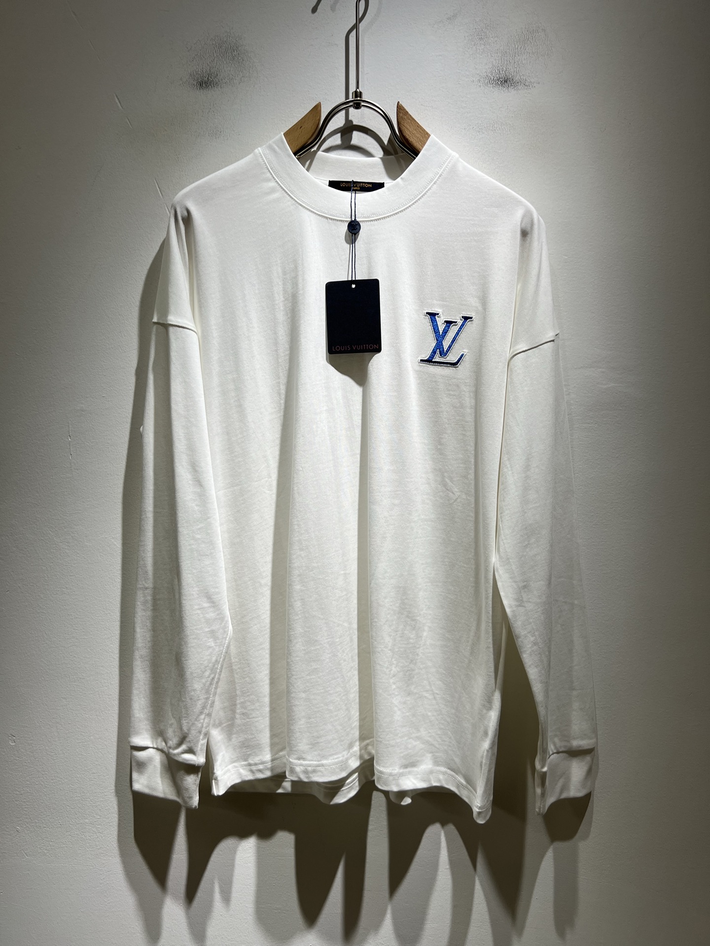 NO:565201,LouisVuitt* Louis*den 2025 new autumn and winter men's long-sleeved bottoming shirt, very fashionable and decorated with logo embroidery on the chest!  It is different from the past and declares the design concept that the brand has inherited for many years!  Its eye-catching appeal is no less than any classic style, perfectly presenting the sense of fashion, high-end and luxury to the world!  Made from carefully selected high-quality pure cotton fabrics, it feels soft, waxy, and delicate against the skin. The actual product will definitely exceed your imagination, and it will be used to the extreme!  Size M-3XL,,louis vuitton,louis vuitton,alexander wang19860909LouisVuitt*路易*登 2025秋冬新款男士长袖打底衫,非常时髦胸前logo刺绣修饰！区别于以往的不同,宣示品牌传承多年的设计理念！其吸睛度完全不亚于任何经典款式,将时髦高级感与奢华感完美呈现在世人眼前！精选优质纯棉面料,触感软糯亲肤细腻,实物到手绝对超乎你的想象,发挥到了极致！尺码M-3XL,,louis vuitton,louis vuitton,alexander wang,Men's clothing