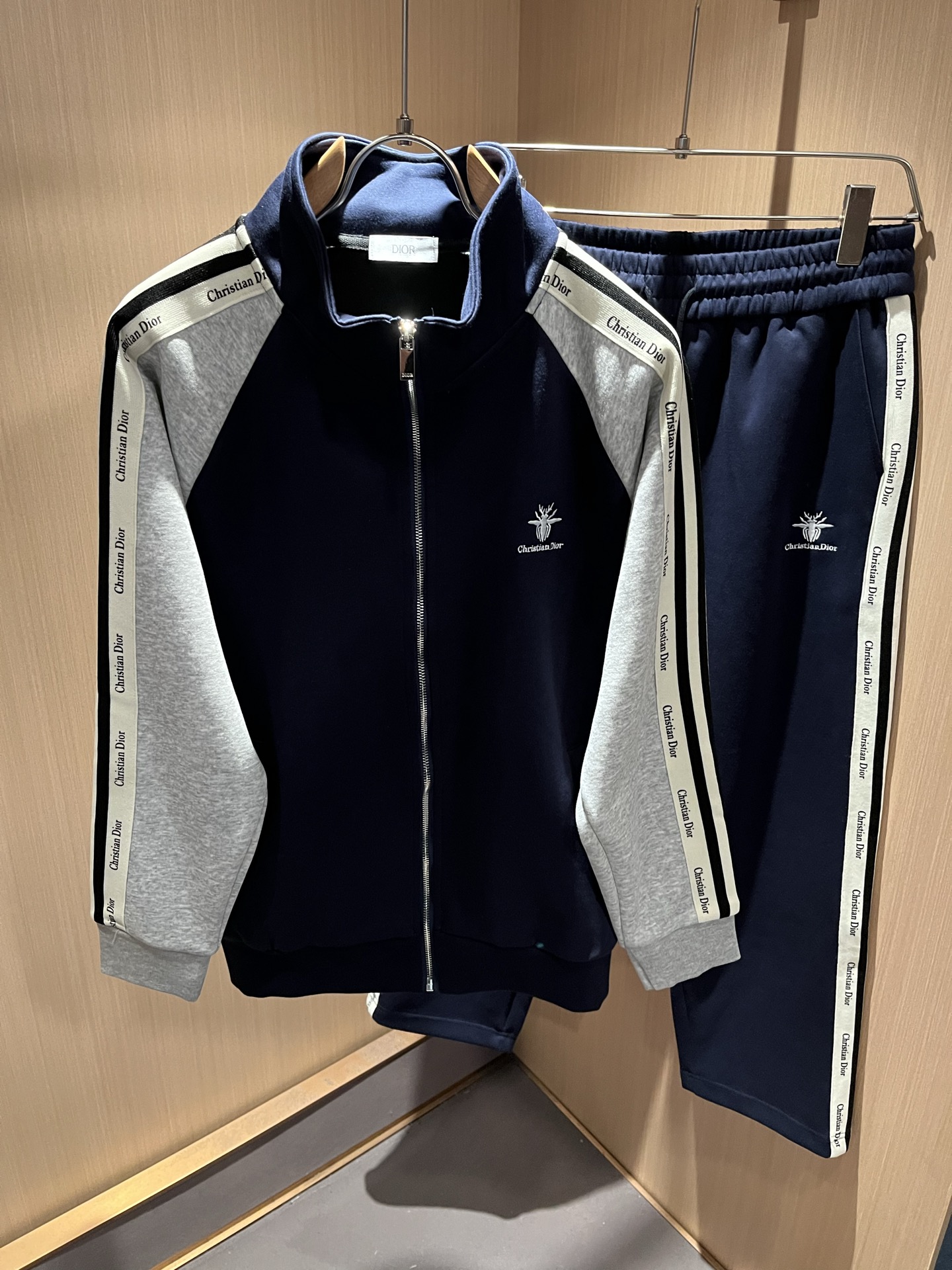 NO:566780,Dio*r's new autumn and winter casual suits for men and women are available through trading company channels and are sold simultaneously on the official website. The most anticipated high-quality goods by gods and goddesses are coming, allowing you to feel what true luxury has connotation! This suit is made of D's special pure cotton fabric, with logo embroidery design!  Full of brand style!  The surface is clean, smooth and shiny, and the texture is clearly visible through the screen. It is your most enjoyable wearing experience! It perfectly enhances the overall sense of luxury, and you can get the high-end luxury atmosphere at a glance! The basic and conventional jacket cut, the upper body is versatile, simple and unobtrusive, and can easily cope with various occasions and environments. It is undoubtedly a must-have product for daily commuting! Sizes M～3XL,, dior, dior, jackets & coats, alexander wang19860909Dio*r迪*奥秋冬新品男女同款休闲套装,贸易公司渠道稀出,同步官网发售,男神女神最为期待的精品狠货重磅来袭,让你感受到什么叫真正的高奢有内涵!此款套装选用D家专用纯棉面料制成,标志刺绣logo图案设计！满满的品牌风格！表面整洁光滑且富有光泽,质感透过屏幕都显而易 见,你最为享受的穿着体验! 完美提升了整体的奢华档次感,一眼就能Get到的高端奢华气息!基础常规的夹克版型裁剪,上身百搭简约不挑人,轻松应对各种场合与环境,属于日常通勤必备的臻品无疑!尺码M～3XL,,dior,dior,jackets & coats,alexander wang,Men's clothing