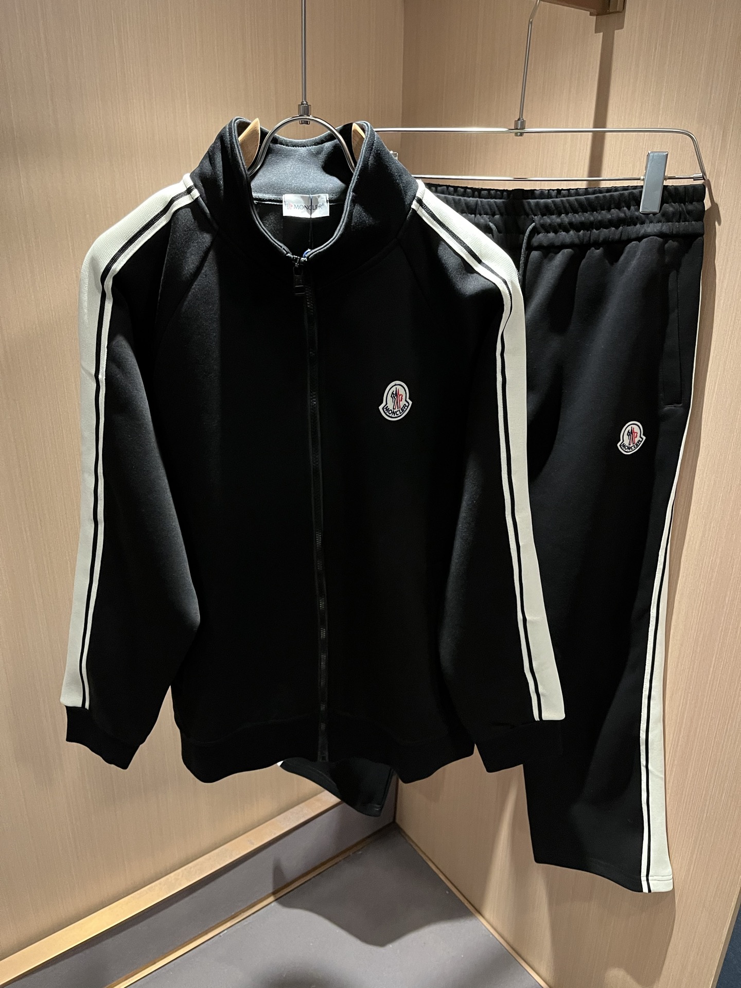 NO:566785,Moncl*r Men's new autumn and winter casual suits!  This year's new counter product, men's super soft fabric is cool and popular, fashionable and urban versatile, customized pure cotton fabric!  It has a light luster, a unique texture, and a soft and smooth hand feel. It is not a product that can be compared with ordinary fabrics. It has a very attractive design, liningless inseam binding technology, and the details are in place. The fabric is very difficult to make, and it requires a lot of attention to technology. The details determine the high-end. Minimalist design elements of the season, a must-have item for trendy men, perfect slim fit, highly recommended!  Size M-3XL,,alexander wang19860909Moncl*r蒙*口 秋冬新款男士休闲套装！今年的专柜新品,男士超软面料帅酷爆款 时尚都市百搭款,定制纯棉面料！淡淡光泽,质感独特,手感柔嫩顺滑,不是一般面料所能对比的产品.非常极具魅力的设计,无里布内缝包边工艺,细节非常到位,面料做出来非常有难度,要非常讲究技术的一款,细节决定高端.极简当季的设计元素,潮男必备单品,完美修身版型,强烈推荐！尺码M-3XL,,alexander wang,Men's clothing