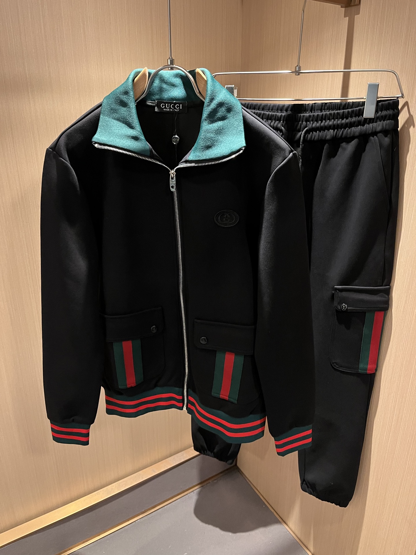 NO:566777,Gucc*Gujia's latest men's and women's suits for autumn and winter are rarely available through trading company channels and are on sale simultaneously on the official website!  New fashion element design!  Logo letter pattern logo embroidery design!  Injecting full vitality into the new series, it is made of imported pure cotton fabrics supplied by customers. The fabric feels soft and delicate against the skin, and has an extremely comfortable and breathable wearing experience. The whole item is very eye-catching and fashionable, and is deeply loved by young people today!  Basic loose round neck cut, unisex style regardless of age and gender, suitable for matching all styles and looks you need in daily life!  It is recommended to wear couple outfits when going out on the street, it will be more eye-catching!  Size:M-3XL,,gucci,gucci,alexander wang19860909Gucc*古家 秋冬最新男女同款套装,贸易公司渠道稀出,同步官网发售 ！ 新时尚元素设计！标识字母图案logo刺绣设计！为全新系列注入满满活力,选客供进口纯棉面料制成,面料手感亲肤柔软细腻,拥有着无比舒适透气性的穿着体验,整件单品极具吸睛度与时尚感,深受当下年轻人的喜爱！基础宽松的圆领版型裁剪,不分年龄与性别的中性款式,适合搭配你日常所需的所有风格与造型！建议搭配情侣装出街会更为养眼出色！尺码:M-3XL,,gucci,gucci,alexander wang,Men's clothing