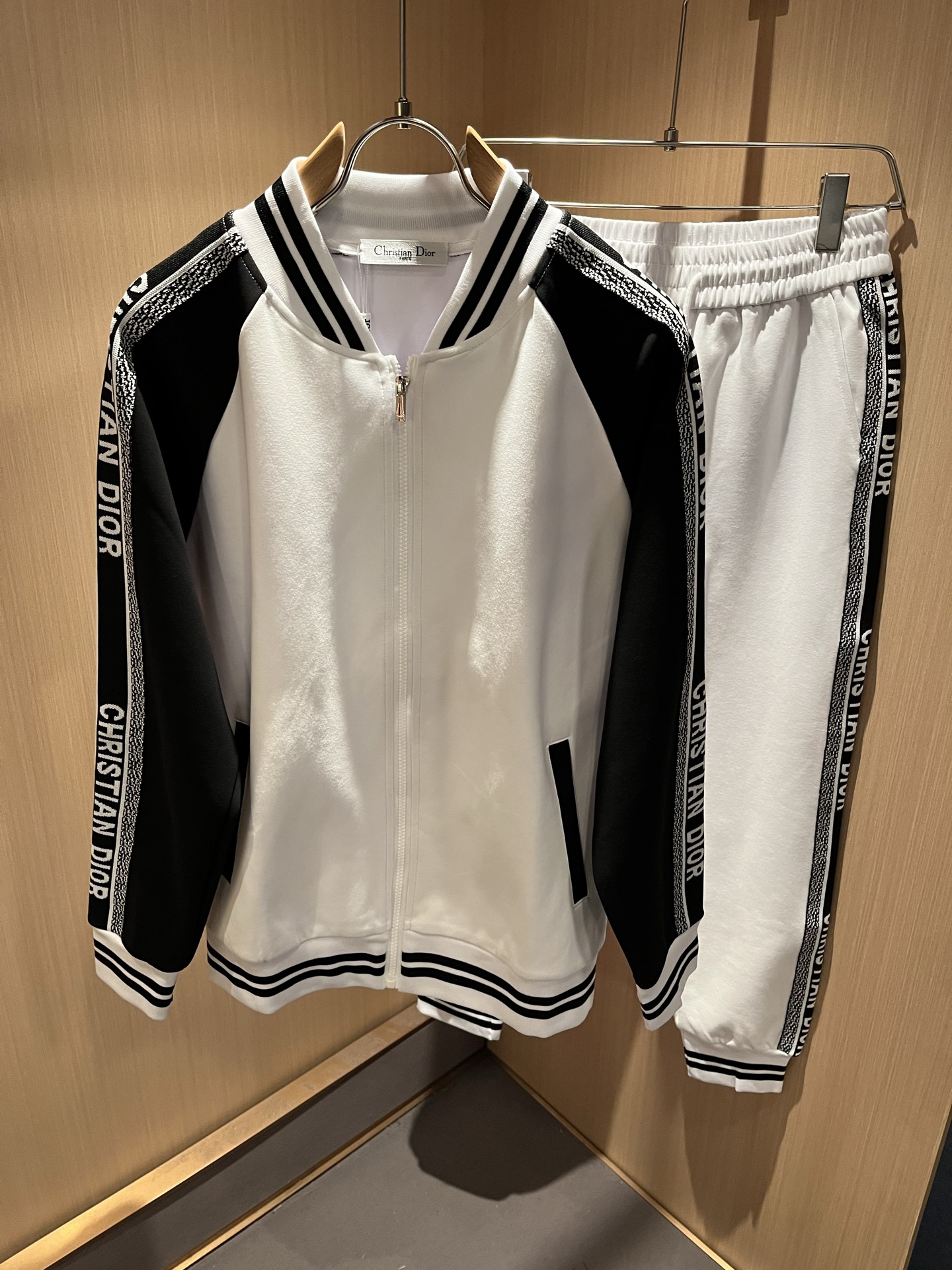 NO:566762,Dio*r Dio*'s new fall and winter casual suits for men and women are available through trading company channels and are sold simultaneously on the official website. The high-quality goods that men and women are most looking forward to are coming, allowing you to feel what true luxury has connotation! This suit is made of D's special pure cotton fabric, full of brand style!  The surface is clean, smooth and shiny, and the texture is clearly visible through the screen. It is your most enjoyable wearing experience! It perfectly enhances the overall sense of luxury, and you can get the high-end luxury atmosphere at a glance! The basic and conventional jacket cut, the upper body is versatile, simple and unobtrusive, and can easily cope with various occasions and environments. It is undoubtedly a must-have product for daily commuting! Sizes M～3XL,, dior, dior, jackets & coats, alexander wang19860909Dio*r迪*奥秋冬新品男女同款休闲套装,贸易公司渠道稀出,同步官网发售,男神女神最为期待的精品狠货重磅来袭,让你感受到什么叫真正的高奢有内涵!此款套装选用D家专用纯棉面料制成,满满的品牌风格！表面整洁光滑且富有光泽,质感透过屏幕都显而易 见,你最为享受的穿着体验! 完美提升了整体的奢华档次感,一眼就能Get到的高端奢华气息!基础常规的夹克版型裁剪,上身百搭简约不挑人,轻松应对各种场合与环境,属于日常通勤必备的臻品无疑!尺码M～3XL,,dior,dior,jackets & coats,alexander wang,Men's clothing