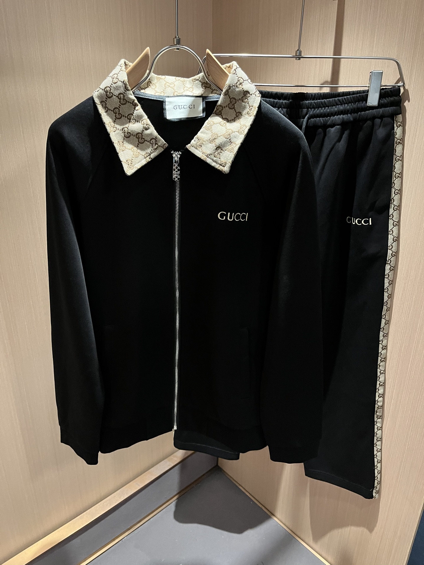 NO:566750,Gucc*Gujia's latest men's and women's suits for autumn and winter are rarely available through trading company channels and are on sale simultaneously on the official website!  New fashion element design!  Logo letter pattern logo embroidery design!  Injecting full vitality into the new series, it is made of imported pure cotton fabrics supplied by customers. The fabric feels soft and delicate against the skin, and has an extremely comfortable and breathable wearing experience. The whole item is very eye-catching and fashionable, and is deeply loved by young people today!  Basic loose round neck cut, unisex style regardless of age and gender, suitable for matching all styles and looks you need in daily life!  It is recommended to wear couple outfits when going out on the street, it will be more eye-catching!  Size:M-3XL,,gucci,gucci,alexander wang19860909Gucc*古家 秋冬最新男女同款套装,贸易公司渠道稀出,同步官网发售 ！ 新时尚元素设计！标识字母图案logo刺绣设计！为全新系列注入满满活力,选客供进口纯棉面料制成,面料手感亲肤柔软细腻,拥有着无比舒适透气性的穿着体验,整件单品极具吸睛度与时尚感,深受当下年轻人的喜爱！基础宽松的圆领版型裁剪,不分年龄与性别的中性款式,适合搭配你日常所需的所有风格与造型！建议搭配情侣装出街会更为养眼出色！尺码:M-3XL,,gucci,gucci,alexander wang,Men's clothing