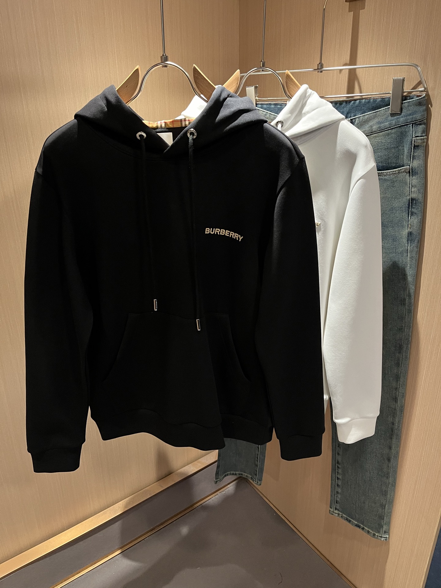 NO:566766,BURBER*Y's new autumn and winter basic casual and versatile cotton hooded sweatshirt for men and women, same style for men and women!  Trading company channels are rare and available on the official website simultaneously!  Logo embroidery design on the body and sleeves!  With a refreshing and clean feeling!  This T-shirt is made of imported pure cotton materials supplied by customers. B’s materials are still impeccable. It is light, soft and delicate to the touch, skin-friendly and breathable, giving you the most comfortable wearing experience!  It blends perfectly with the fabric and has no gummy feel!  Basic and regular cut, perfect for daily casual wear, don’t rush to get it!  Size S-XL,,burberry,hoodie,sweatshirts,tees,t-shirt,hats,alexander wang19860909BURBER*Y巴*莉 秋冬新款男女同款基础休闲百搭棉质连帽卫衣,男女同款卫衣！贸易公司渠道稀出,同步官网发售！衣身logo袖子刺绣设计！带有一种清爽又干净的感觉！此款T恤衫甄选客供进口纯棉材质制作而成,B家的用料上依然是无法挑剔的,轻薄柔软细腻的手感,亲肤透气、给你最极致舒爽的穿着体验！与面料完美融合为一体,没有胶质感！基础常规的版型裁剪,日常休闲着穿的完美之选,还不赶紧入手！尺码S-XL,,burberry,hoodie,sweatshirts,tees，t-shirt,hats,alexander wang,Men's clothing