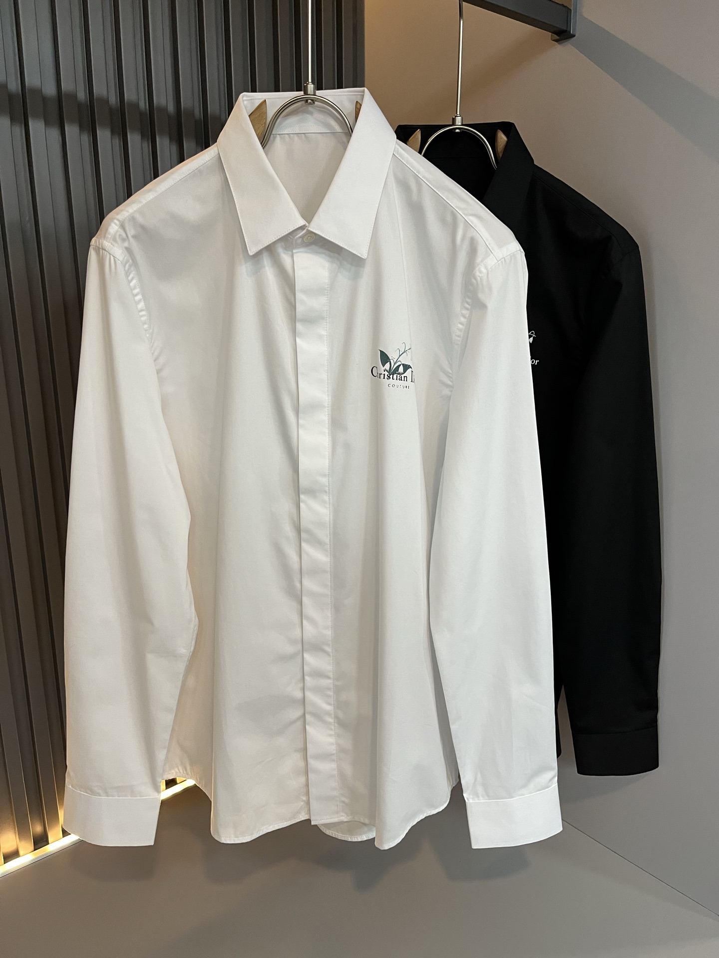 NO:566867,Dior Dior's new autumn and winter uniform shirts for men and women, the brand's latest design elements!  It’s neither monotonous nor complicated, just the right amount to show off your taste!  Customized imported poplin cotton fabrics for customers!  The unique luxurious three-dimensional feel of the fabric presents a simple and elegant temperament!  Logo printing on the body!  Full of fashionable logo element designs!  Full three-dimensional! Standard cutting design!  Every detail is in sync with high-end fashion. Size: 38-43, dior, dior, alexander wang19860909Dior 迪奥秋冬新款男女同款衬衣,品牌最新设计元素！既不单调也不复杂,恰到好处的展现品味！客供定制进口府绸棉面料！面料独具的高奢立体感呈现简约优雅气质！衣身logo印花修饰！满满的时尚logo元素设计！饱满立体!标准裁剪设计！每一处细节都是与高端时尚同步的体现. 尺码:38-43,,dior,dior,alexander wang,Men's clothing