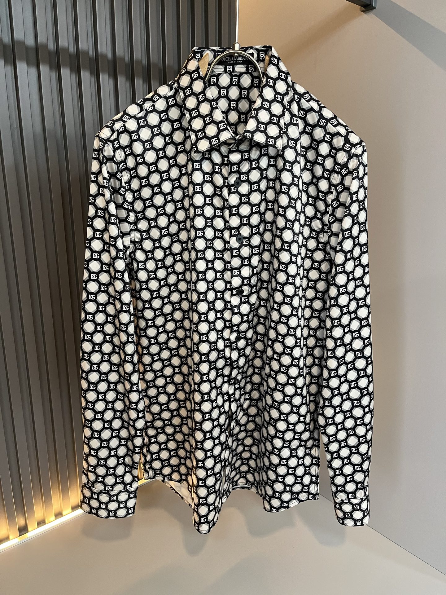 NO:566840,Dolce&Gabba*a's new fall and winter men's and women's shirts are on sale simultaneously at counters!  Customized exclusive poplin cotton fabric with gradient color design on the body!  Logo logo pattern printing process design!  Simple and elegant, easy to match and versatile, extremely high-grade, perfectly integrated into fashion and style, it is a top-notch fashionable style that is perfect for outer wear!  The whole thing gives people a natural feeling!  The ultimate classic versatile short-sleeved T-shirt, the ultimate heavy work and the ultimate perfection!  Fans who pursue high quality should rush to buy it by themselves, and we sincerely invite all fans who know the goods to appreciate this model together!  !  Size 38-42 equivalent (S-2XL),,Dolce&Gabbana,Dolce&Gabbana,T-shirt,tees,t-shirt,alexander wang19860909Dolce&Gabba*a 杜嘉*纳秋冬新款男女同款衬衣,专柜同步发售！定制专属府绸棉面料,衣身渐变色设计！标志logo图案印花工艺设计！简约大方,从容百搭,档次极高,完美融入时尚还有风情感一款完美符合外穿的顶尖时髦气质款！整体给人浑然天成的感觉！极致经典的百搭型短袖T恤,极致的重工极致的完美！追求高品质的粉丝们请自行抢购,诚邀所有识货的粉丝一同鉴赏此款！！尺码38-42相当（S-2XL）,,Dolce&Gabbana,Dolce&Gabbana,T-shirt,tees，t-shirt,alexander wang,Men's clothing