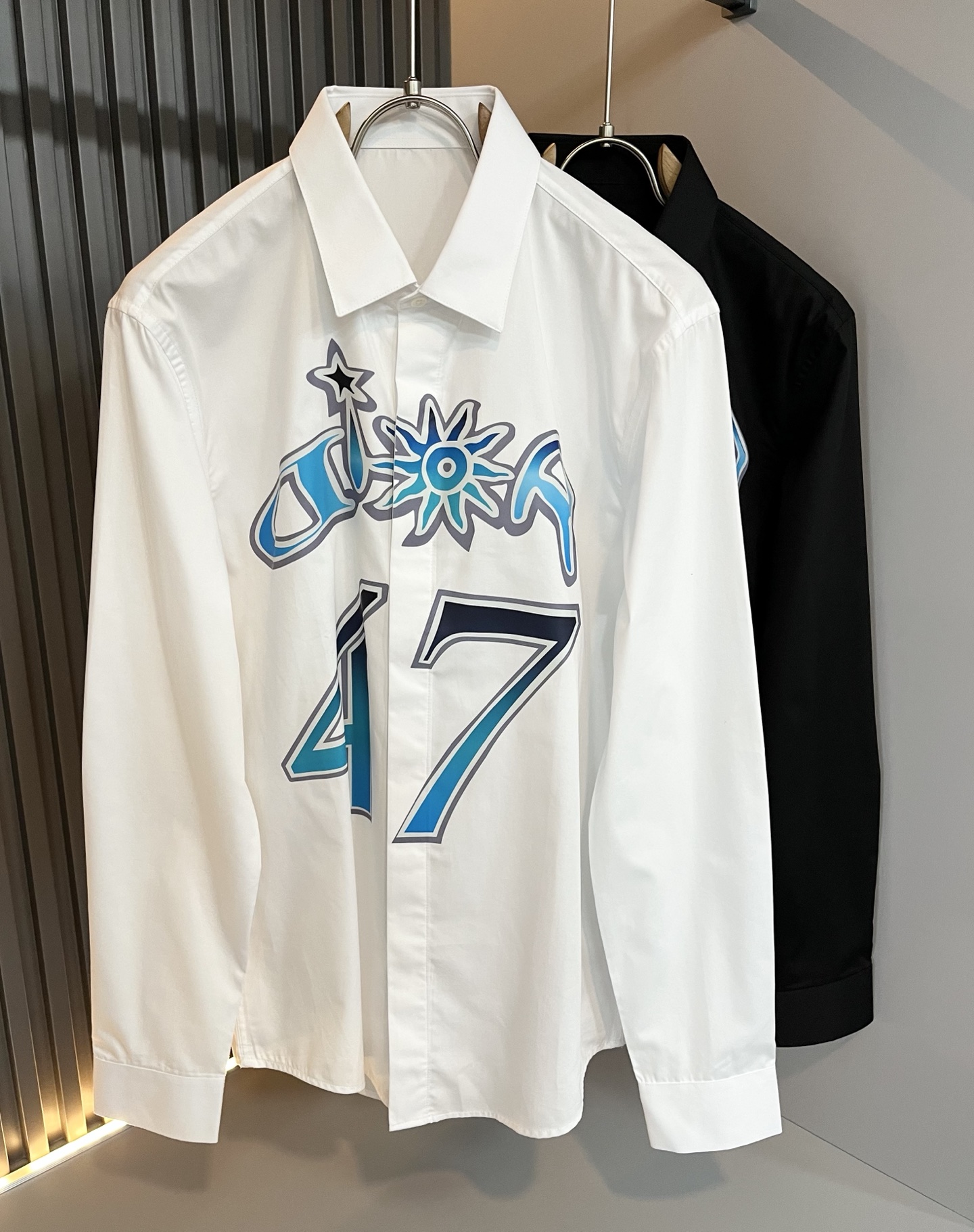 NO:566830,Dior Dior's new autumn and winter uniform shirts for men and women, the brand's latest design elements!  It’s neither monotonous nor complicated, just the right amount to show off your taste!  Customized imported poplin cotton fabrics for customers!  The unique luxurious three-dimensional feel of the fabric presents a simple and elegant temperament!  Logo printing on the body!  Full of fashionable logo element designs!  Full three-dimensional! Standard cutting design!  Every detail is in sync with high-end fashion. Size: 38-43, dior, dior, alexander wang19860909Dior 迪奥秋冬新款男女同款衬衣,品牌最新设计元素！既不单调也不复杂,恰到好处的展现品味！客供定制进口府绸棉面料！面料独具的高奢立体感呈现简约优雅气质！衣身logo印花修饰！满满的时尚logo元素设计！饱满立体!标准裁剪设计！每一处细节都是与高端时尚同步的体现. 尺码:38-43,,dior,dior,alexander wang,Men's clothing