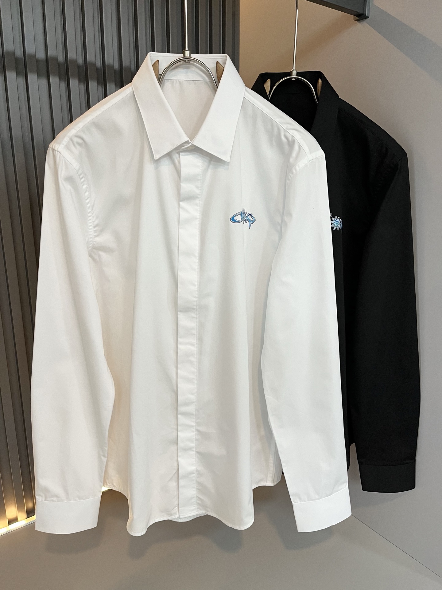 NO:566855,Dior Dior's new autumn and winter uniform shirts for men and women, the brand's latest design elements!  It’s neither monotonous nor complicated, just the right amount to show off your taste!  Customized imported poplin cotton fabrics for customers!  The unique luxurious three-dimensional feel of the fabric presents a simple and elegant temperament!  Logo printing on the body!  Full of fashionable logo element designs!  Full three-dimensional! Standard cutting design!  Every detail is in sync with high-end fashion. Size: 38-43, dior, dior, alexander wang19860909Dior 迪奥秋冬新款男女同款衬衣,品牌最新设计元素！既不单调也不复杂,恰到好处的展现品味！客供定制进口府绸棉面料！面料独具的高奢立体感呈现简约优雅气质！衣身logo印花修饰！满满的时尚logo元素设计！饱满立体!标准裁剪设计！每一处细节都是与高端时尚同步的体现. 尺码:38-43,,dior,dior,alexander wang,Men's clothing