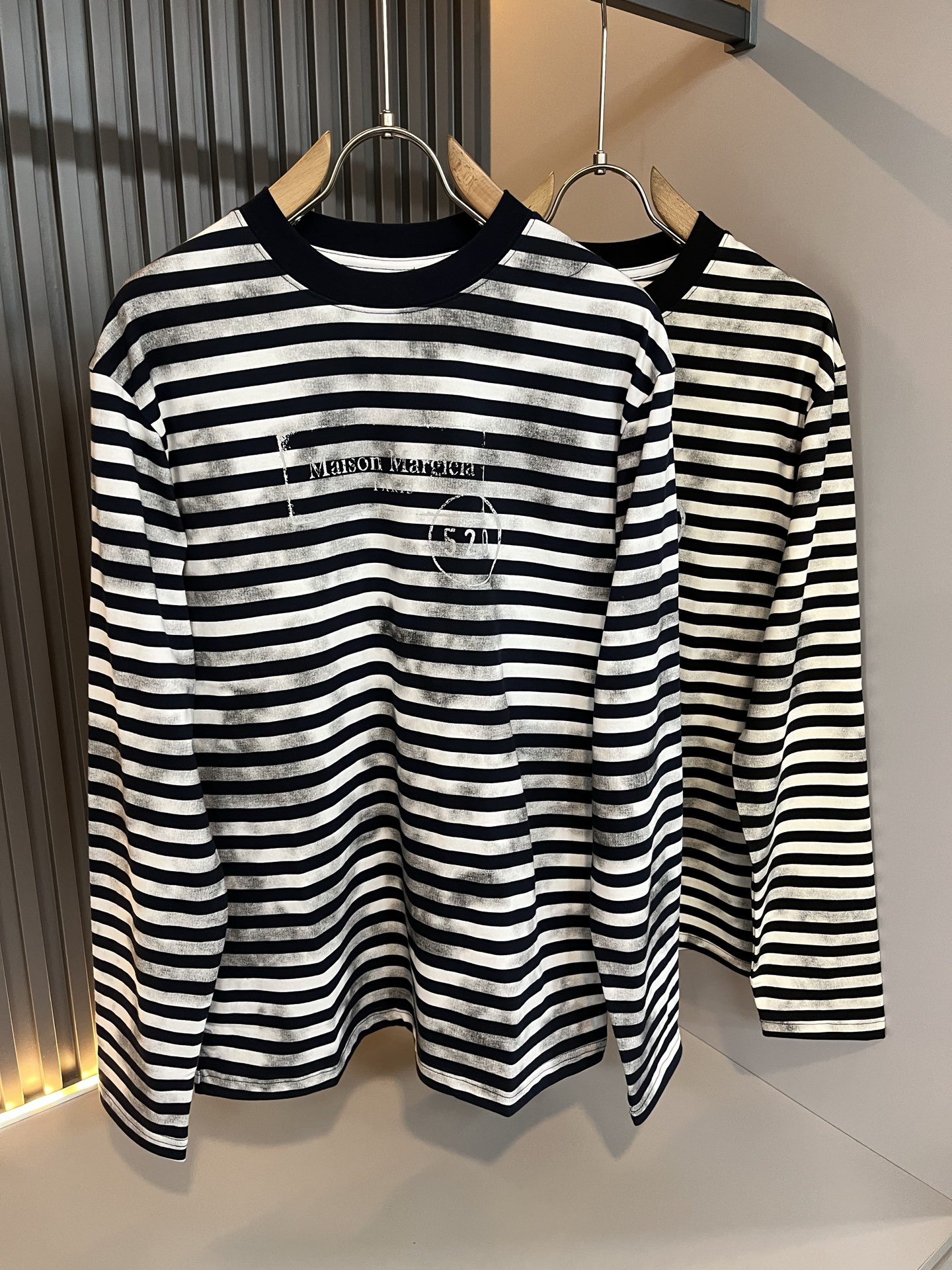 NO:568839,Maison margiel 2025 new autumn and winter bottoming shirt, available at the counter at the same time!  Customized exclusive washed cotton fabric, logo embossed design on the chest!  Simple and elegant, easy to match and versatile, extremely high-grade, perfectly integrated into fashion and style, it is a top-notch fashionable style that is perfect for outer wear!  The whole thing gives people a natural feeling!  The ultimate classic versatile casual pants, customized with original pure cotton fabric!  The ultimate heavy work, the ultimate perfection!  Fans who pursue high quality should rush to buy it by themselves, and we sincerely invite all fans who know the goods to appreciate this model together!  !  Size M-3XL,,masion margiela,alexander wang19860909马吉拉 maison margiel 2025秋冬新款打底衫,,专柜同步发售！定制专属洗水纯棉面料,胸前logo压胶设计！简约大方,从容百搭,档次极高,完美融入时尚还有风情感一款完美符合外穿的顶尖时髦气质款！整体给人浑然天成的感觉！极致经典的百搭型休闲裤,定制原版纯棉面料！极致的重工极致的完美！追求高品质的粉丝们请自行抢购,诚邀所有识货的粉丝一同鉴赏此款！！尺码M-3XL,,masion margiela,alexander wang,Men's clothing