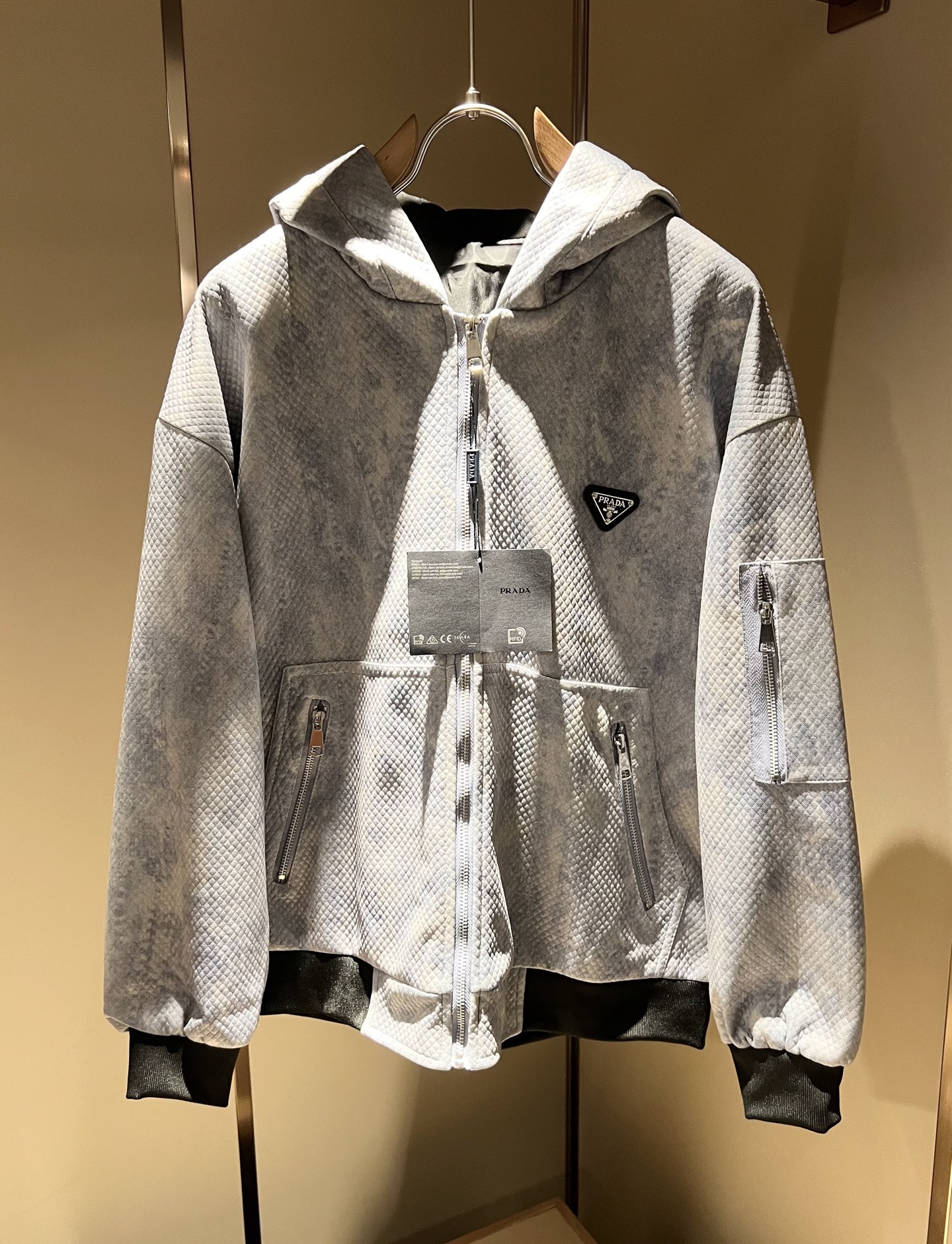 NO:571514,PPRAD*A 2025 autumn and winter new casual suit, the latest model is exclusively available on the entire network!  !  ~It is both classic and fashionable, who doesn’t love it? It shows the classic again, it is very eye-catching, and it has a low-luxury aura and recognition!  Pr*da's traditional brand concept and modern advanced technology are perfectly combined. Coupled with an extremely modern and simple design, Pr*da's exclusive logo badge design!  Customized fabrics made of 100% imported pure cotton!  The texture of this model is quite impressive. You can tell the specifications and grades at your fingertips. The level of finesse and breathability are top-notch!  Size M-3XL,,prada,alexander wang19860909PPRAD*A普*达 2025秋冬新款休闲套装,最新款全网独家首上！！~既经典有时尚百搭,谁不爱啊,将经典再次展现,非常的耐看,自带低奢光环与辨识度！Pr*da传统的品牌理念和现代化的先进技术进行了完美结合.加上极其现代摩登风范的简约设计,p家专属logo徽章设计！定制百分百进口纯棉的面料！此款的质感相当感人 触手便知规格档次 细腻程度与透气效果堪称顶级！尺码M-3XL,,prada,alexander wang,Men's clothing