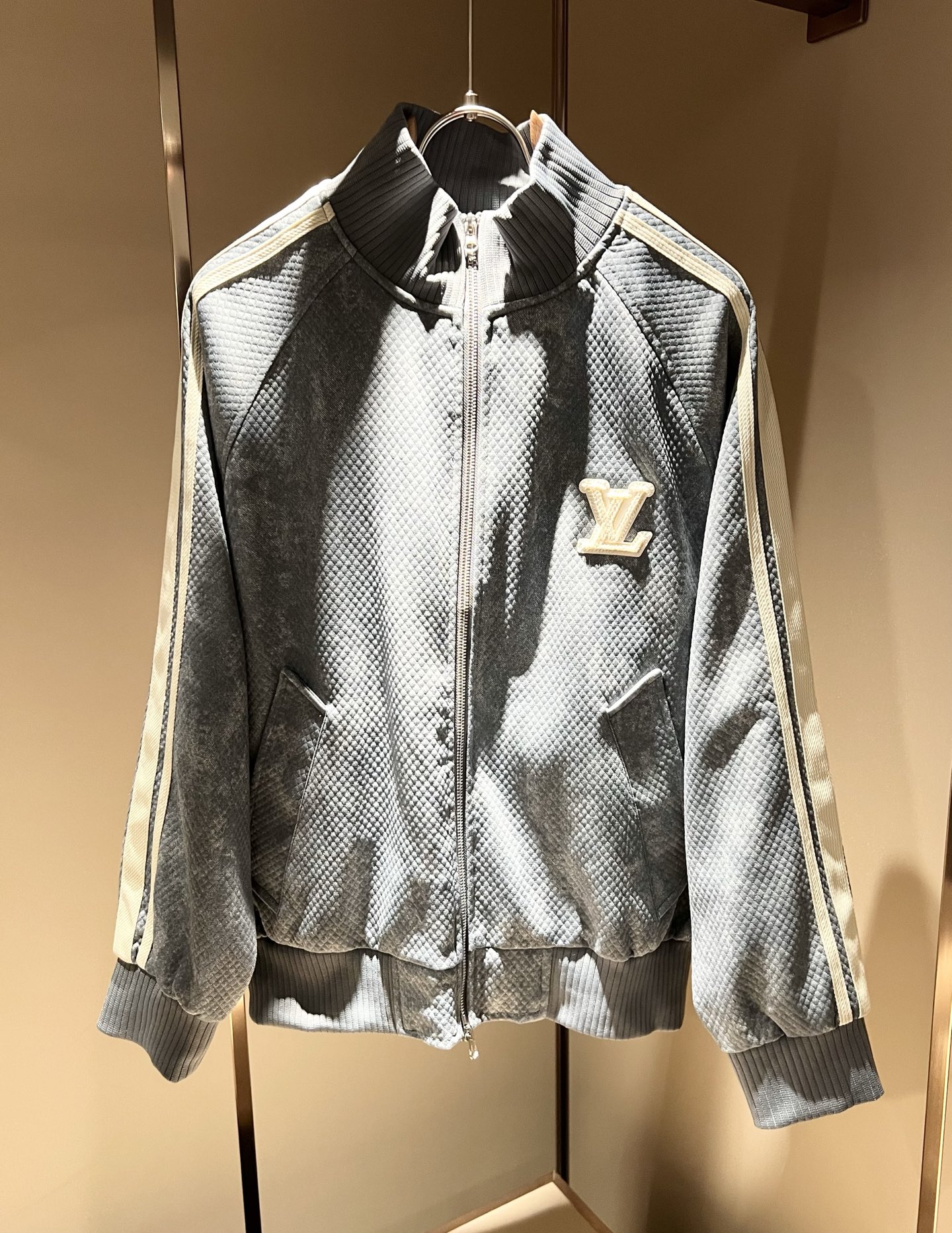 NO:571518,Louis Vuit*on Louis family's 2025 autumn and winter new suits, light luxury casual suits, same decoration for men and women!  The new high-end of the Louis family, the details and quality are always so flawless, and the creative designs are endless. You are not a fashionista if you don’t buy a few pieces of Louis this autumn and winter. The body logo is embroidered with a logo pattern!  Interpreting the iconic elements of Louis, it is something that everyone loves. It is super soft and tough, and comes from world-class trade-level OEM channels. The quantity is extremely rare and sold out. Clean and neat. This is the Louis family's special skill and the latest craftsmanship of this season. The level of detail has reached the top, and the loose-cut version design is a must. It is a fusion of luxury and fashion!  Size M-4XL,,louis vuitton,louis vuitton,alexander wang19860909Louis Vuit*on 路易家族 2025秋冬新款套装,轻奢休闲套装,男女同款装饰！路易家族的新高端,细节品质永远的那么完美无瑕,创意设计层出不穷.今年秋冬季节没有入手几件路易你算不上时尚达人.衣身标识logo图案刺绣设计！诠释路易的标志性元素,实属人见人爱的东西.超级柔软且具有韧性,来自世界级贸易级别的代工厂渠道,数量极其稀少售完无补.干净俐落.这是路易家族的看家绝活也是本季度的最新工艺.细致化程度已经达到顶端了,宽松剪裁的版型设计堪称一绝.属于奢华与时尚的融合！尺码M-4XL,,louis vuitton,louis vuitton,alexander wang,Men's clothing