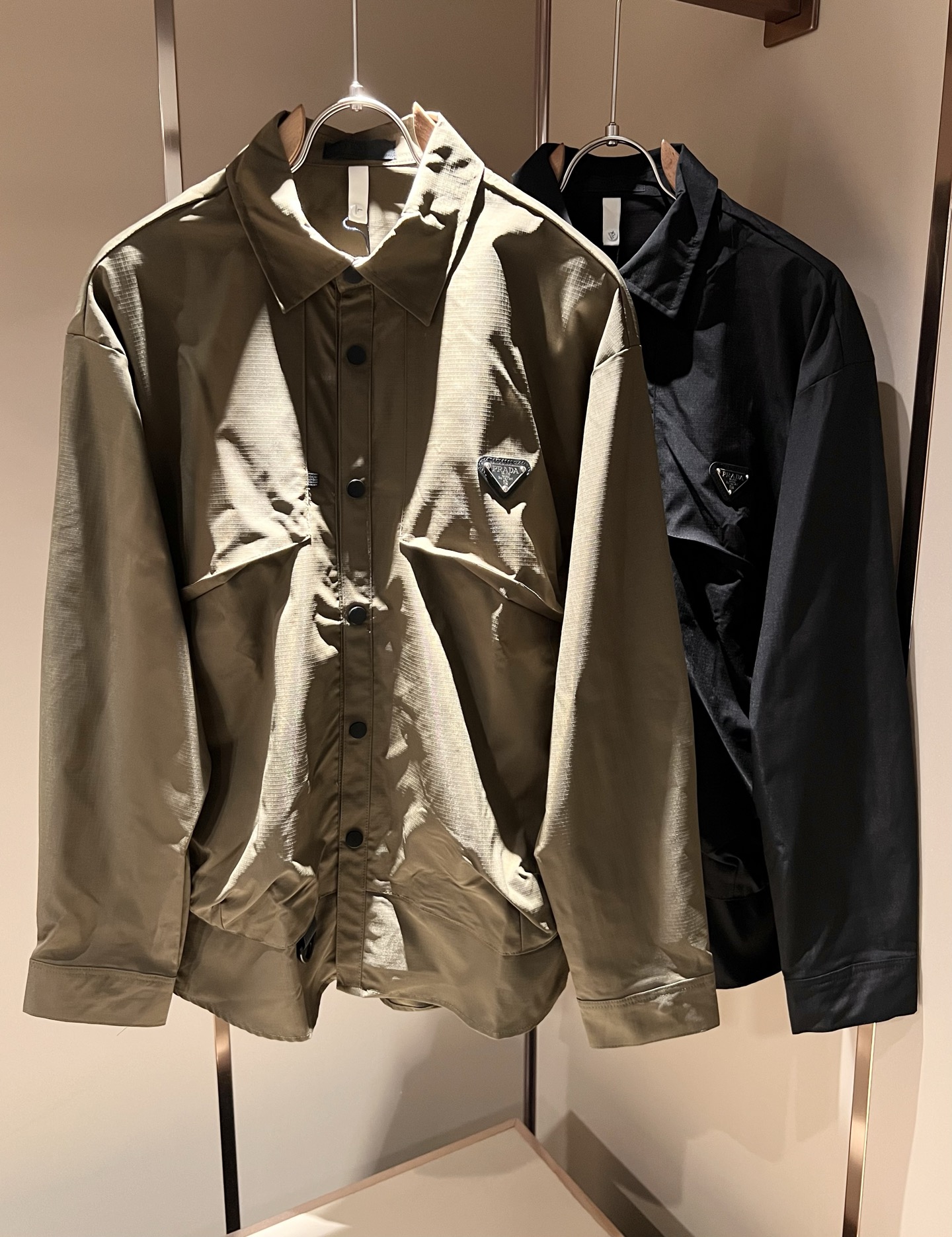 NO:571505,PRA*DA Prada 2025 new autumn shirts for men and women, new products on sale!  Denim orchids are high-end, versatile and pragmatic without being sensational!  Limited edition for Hong Kong, Macao and Taiwan!  !  The three-dimensional cutting polyester fiber material is breathable and comfortable. It is undertaken by a Taiwanese foreign trade company. The exquisite and delicate material seems to be Prada's patent for high quality. Customized chest pocket triangle logo design!  Not only the materials, colors and styles are carefully crafted, but the life philosophy behind the design coincides with the dual mentality of modern people pursuing practicality and fashionable beauty. It achieves a perfect balance between function and aesthetics. It is not only a display of fashion trends, but also the ultimate in modern aesthetics. Another alternative to mature styles, sizes M-3XL,, prada, prada, alexander wang19860909PRA*DA 普拉达 2025秋季新款男女同款衬衣,新品发售！牛仔兰高级百搭实用主义不哗众取宠！港澳台地区限定款！！立体裁剪聚酯纤维材质透气舒适、台湾外贸公司承接、材质精致细腻似乎是普拉达专利品质上乘 定制胸前口袋三角logo设计！不仅在材料、颜色与款式工夫,设计背后的生活哲学正巧契合现代人追求切身实用与流行美观的双重心态,在机能与美学之间取得完美平衡,不但是时尚潮流的展现,更是现代美学的极致.的另一种选择替代风格成熟、尺码M-3XL,,prada,prada,alexander wang,Men's clothing