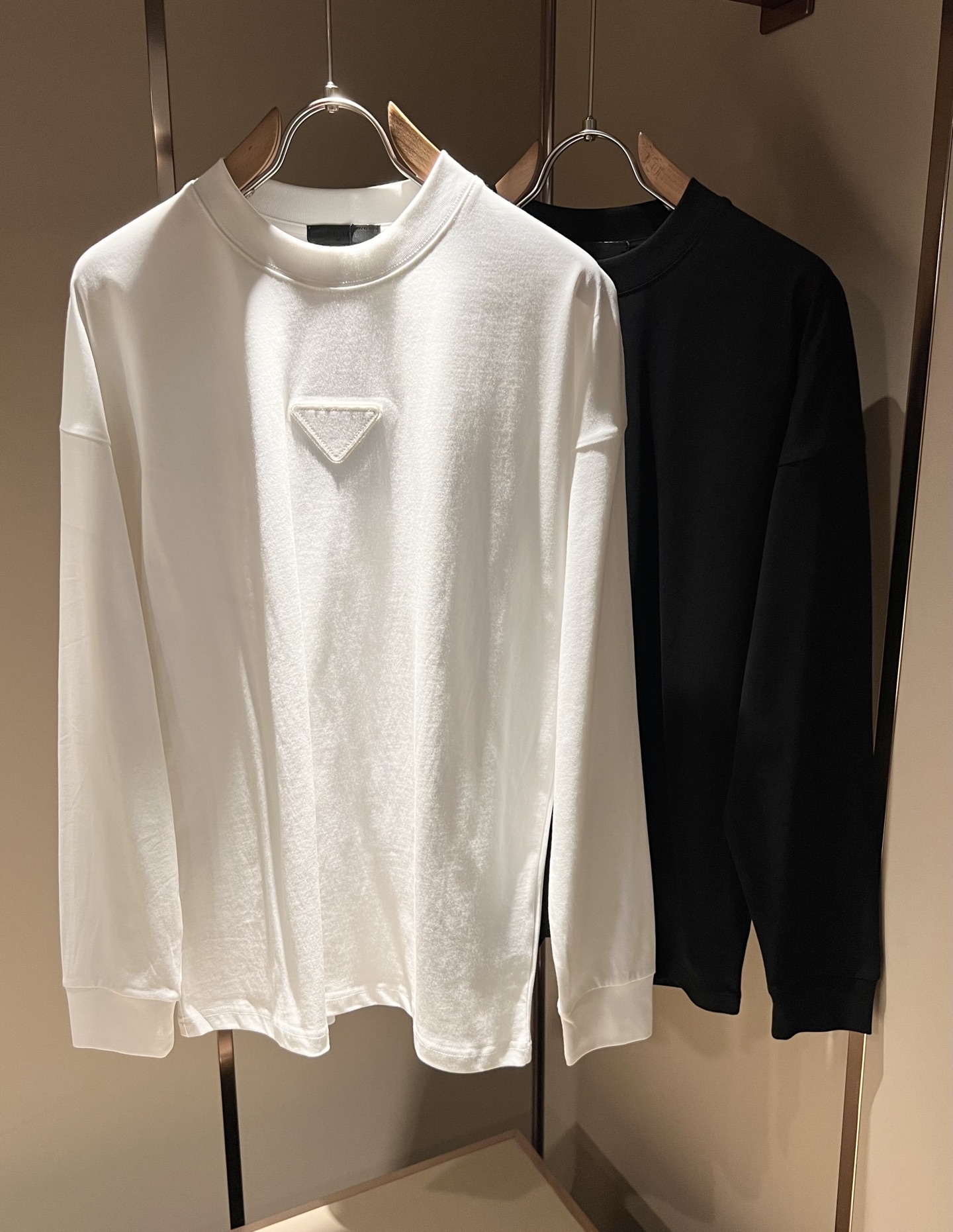 NO:566841,PRAD*A's new men's long-sleeved bottoming shirt for autumn and winter, the latest model is available exclusively on the entire network!  !  ~It is both classic and fashionable, who doesn’t love it? It shows the classic again, it is very eye-catching, and it has a low-luxury aura and recognition!  Pr*da's traditional brand concept and modern advanced technology are perfectly combined. Coupled with an extremely modern and simple design, Pr*da's exclusive logo pattern embroidery design!  Customized 100% imported pure cotton fabric!  The texture of this model is quite impressive. You can tell the specifications and grades at your fingertips. The level of finesse and breathability are top-notch!  Size M-3XL,,prada,alexander wang19860909PRAD*A普*达秋冬新款男士长袖打底衫,最新款全网独家首上！！~既经典有时尚百搭,谁不爱啊,将经典再次展现,非常的耐看,自带低奢光环与辨识度！Pr*da传统的品牌理念和现代化的先进技术进行了完美结合.加上极其现代摩登风范的简约设计,p家专属logo图案刺绣设计！定制百分百进口纯棉面料！此款的质感相当感人 触手便知规格档次 细腻程度与透气效果堪称顶级！尺码M-3XL,,prada,alexander wang,Men's clothing