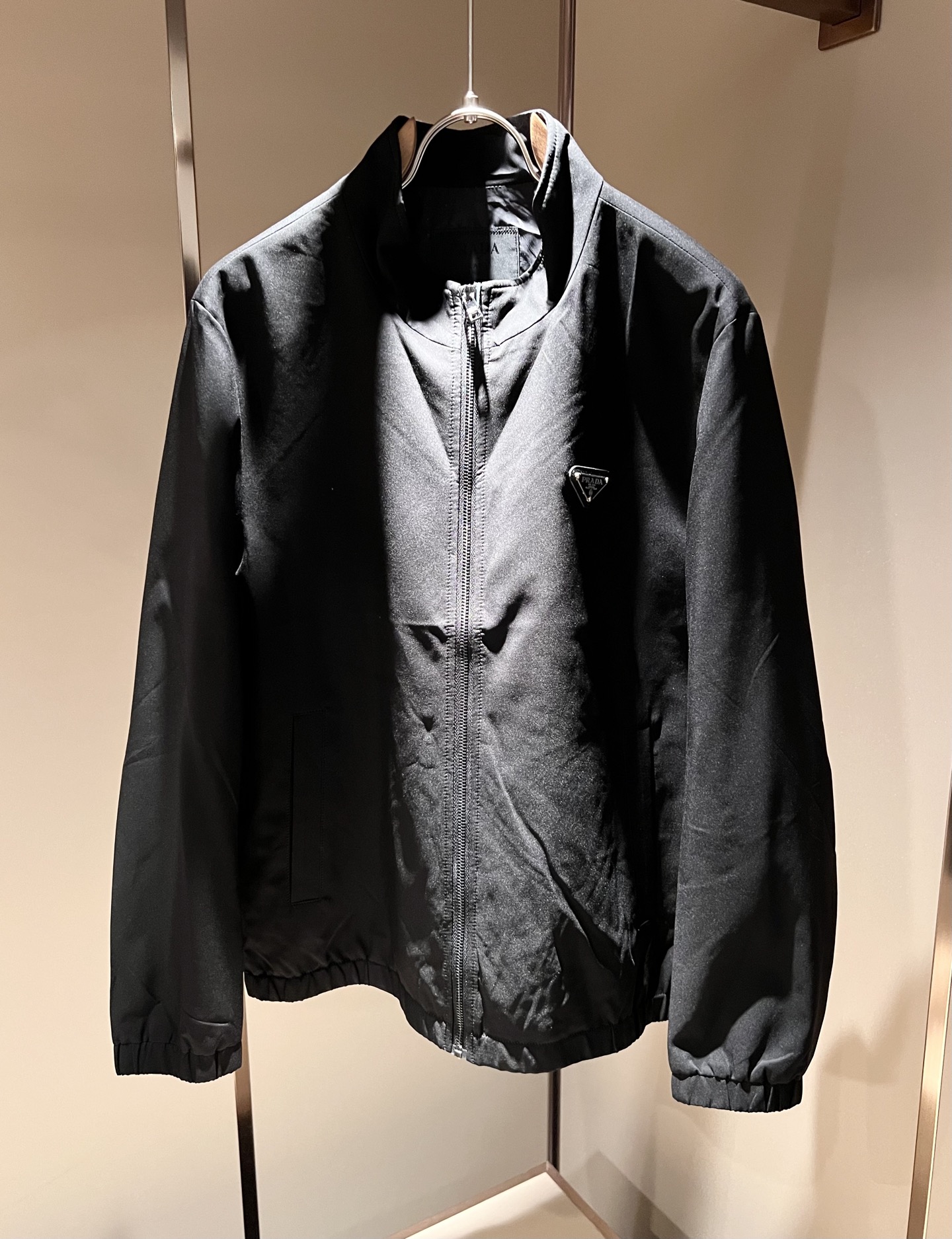 NO:566846,PRAD*A autumn and winter casual jackets, the latest fashionable casual zipper jackets, fashionable jackets! Trading company channels are rare, and they are sold simultaneously on the official website. The most anticipated high-quality goods by men are coming, allowing you to feel what real luxury has connotation! This jacket is made of P’s professionally customized lightweight technical fabrics. The surface is neat, smooth and shiny, and the texture is obvious through the screen. The upper body is comfortable, light and not stuffy, giving you the most enjoyable wearing experience!  Exquisite logo pattern hardware design!  It perfectly enhances the overall sense of luxury and class, and you can get the high-end luxury atmosphere at a glance! The jacket is cut in a basic and conventional style, and the upper body is versatile, simple and unobtrusive. It can easily cope with various occasions and environments. It is undoubtedly a must-have product for daily commuting! Sizes M～3XL,, prada, jackets & coats, jackets & coats, alexander wang19860909PRAD*A普*达秋冬休闲夹克外套,最新时尚休闲拉链夹克,时尚夹克外套!贸易公司渠道稀出,同步官网发售,男神最为期待的精品狠货重磅来袭,让你感受到什么叫真正的高奢有内涵!此款夹克外套选用了P家专业定制的轻薄科技面料制成,表面整洁光滑且富有光泽,质感透过屏幕都显而易 见,上身舒适轻盈不闷热, 给你最为享受的穿着体验！精致logo图案五金设计！完美提升了整体的奢华档次感,一眼就能Get到的高端奢华气息!基础常规的夹克版型裁剪,上身百搭简约不挑人,轻松应对各种场合与环境,属于日常通勤必备的臻品无疑!尺码M～3XL,,prada,jackets & coats,jackets & coats,alexander wang,Men's clothing