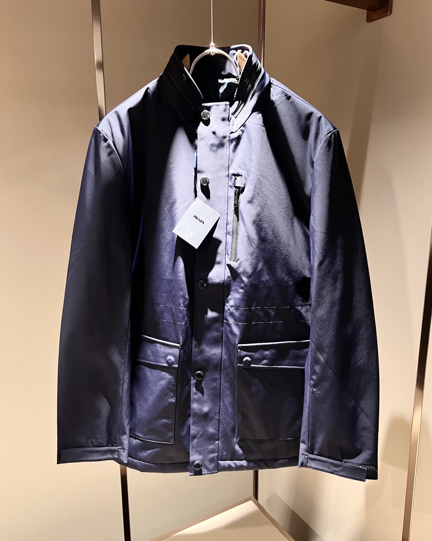 NO:571805,PRAD*A 2025 autumn and winter casual mid-length jackets, the latest fashionable casual zipper jackets, fashionable jackets! Trading company channels are available, and they are sold simultaneously on the official website. The high-quality products that the male god is most looking forward to are coming, allowing you to feel what real luxury has connotation! This jacket is made of P's professionally customized light technical fabrics. The surface is clean, smooth and shiny, and the texture is obvious through the screen. The upper body is comfortable, light and not stuffy.  Give you the most enjoyable wearing experience!  Exquisite logo pattern hardware design!  It perfectly enhances the overall sense of luxury and class, and you can get the high-end luxury atmosphere at a glance! The jacket is cut in a basic and conventional style, and the upper body is versatile, simple and unobtrusive. It can easily cope with various occasions and environments. It is undoubtedly a must-have product for daily commuting! Sizes M～2XL,, prada, jackets & coats, jackets & coats, alexander wang19860909PRAD*A普*达2025秋冬休闲中长款夹克外套,最新时尚休闲拉链夹克,时尚夹克外套!贸易公司渠道稀出,同步官网发售,男神最为期待的精品狠货重磅来袭,让你感受到什么叫真正的高奢有内涵!此款夹克外套选用了P家专业定制的轻薄科技面料制成,表面整洁光滑且富有光泽,质感透过屏幕都显而易 见,上身舒适轻盈不闷热, 给你最为享受的穿着体验！精致logo图案五金设计！完美提升了整体的奢华档次感,一眼就能Get到的高端奢华气息!基础常规的夹克版型裁剪,上身百搭简约不挑人,轻松应对各种场合与环境,属于日常通勤必备的臻品无疑!尺码M～2XL,,prada,jackets & coats,jackets & coats,alexander wang,Men's clothing