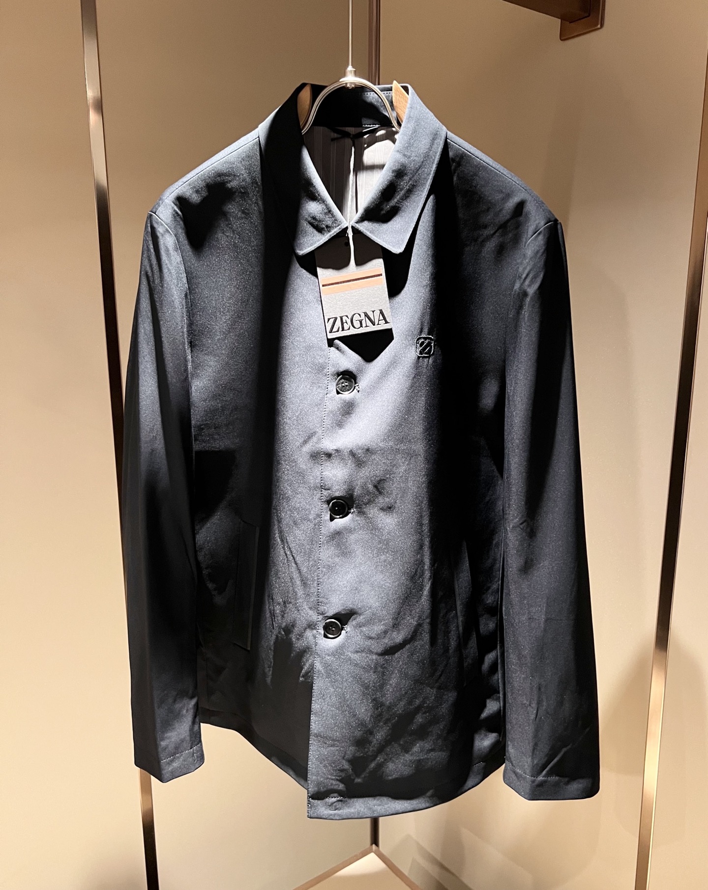 NO:566856,Ermenegildo Zeg*a new autumn and winter men's jacket, order from foreign trade company!  Customized polyester fiber material, logo embroidery design on the chest!  It is one of Zegna’s classic proprietary fabrics!  The texture is light, soft and delicate to the touch, but the shape is straight and stylish!  It adopts a multi-layer structure and is windproof. The pockets are decorated with details, which is the ultimate luxury... Perfect interpretation of high-quality appearance. Customized original hardware is provided!  Size M-3XL,,zegna,jackets & coats,jackets & coats,alexander wang19860909Ermenegildo Zeg*a杰*亚 秋冬新款男士夹克外套,外贸公司订单！客供聚酯纤维材质,胸前logo图案刺绣设计！是杰尼亚经典的专有织物之一！ 质地轻盈、触感又柔软细腻、但型态又笔挺有型！ 采用多层结构、具备防风性能. 口袋饰有细节、奢华极致… 完美演绎高品质品相.客供定制原版五金！尺码M-3XL,,zegna,jackets & coats,jackets & coats,alexander wang,Men's clothing