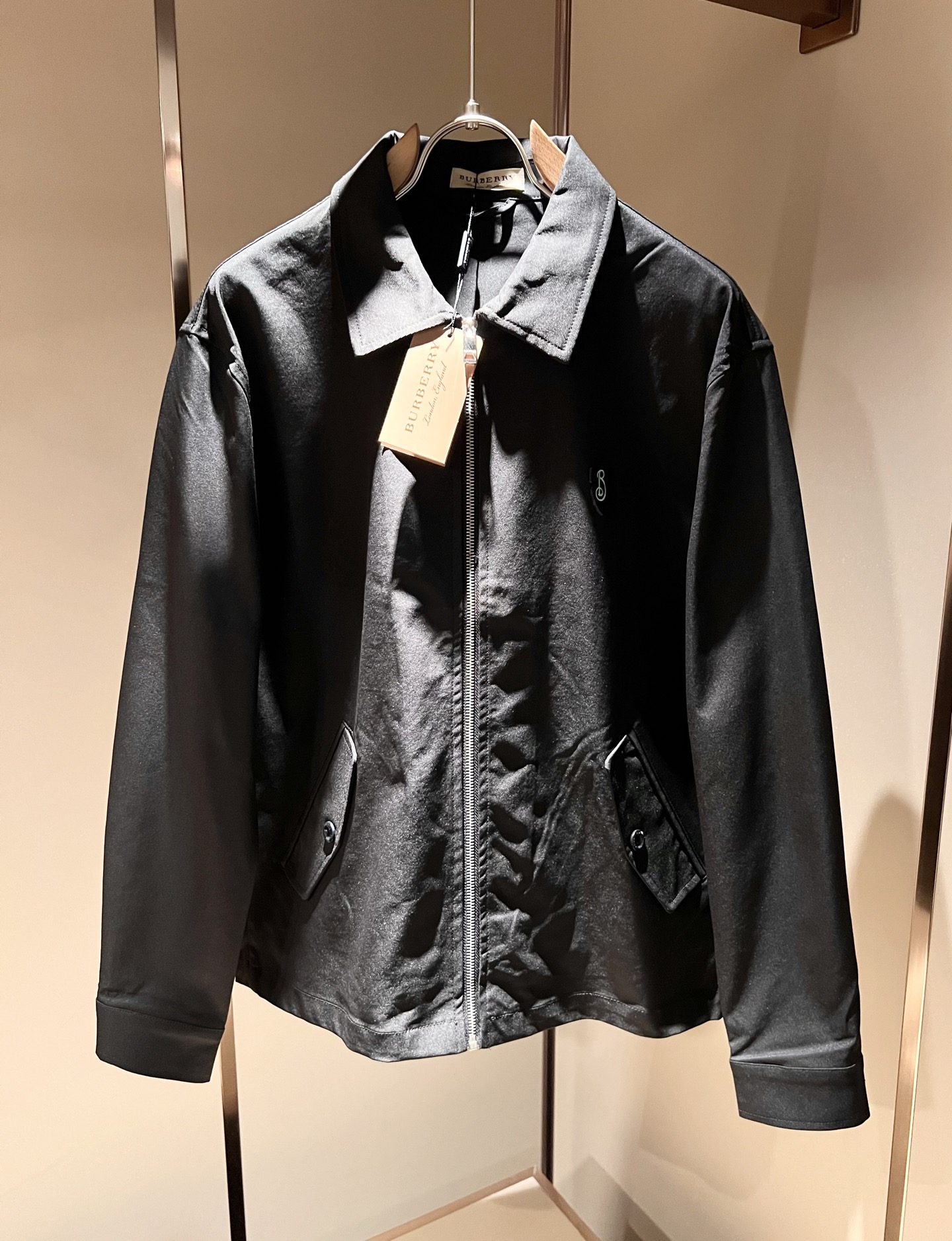 NO:566836,BURBER*Y's new autumn and winter jackets are here. They are made of environmentally friendly fabrics that have become popular recently. They are high-end outdoor sports and leisure series. They are a very hot sports trend!  The latest special material developed by BUR, memory fabric is also called memory cloth, which refers to fabrics with shape memory function. Clothes patch logo design!  Killing all the versions on the market, it can only be said that they are not of the same level at all. No matter in terms of materials, detail restoration and craftsmanship, we are not afraid of any challenges, just to provide you with wonderful products as always. A style that implements BUR's core concept tightly binds plaid and fashion, and always maintains perfection. The simple but not simple design style perfectly meets your daily needs. Size: M-3XL,, burberry, jackets & coats, jackets & coats, alexander  wang19860909BURBER*Y巴*莉秋冬新品夹克外套重磅来袭,最近比较火热的环保面料制作而成,高端户外运动休闲系列,非常火热运动风潮！BUR最新研发的特殊材质,记忆面料也叫记忆布,是指具有形态记忆功能的面料,衣服贴布logo图案设计！秒杀市面上一切版本,只能说根本就不是一个级别的存在,不管是材质还是细节还原度以及工艺制作方面,不惧任何挑战,只为给大家奉献绝妙产物一如既往,始终如一,贯彻了BUR核心理念的一个款式将格纹与时尚紧紧的捆绑在一起,时刻保持完美,简约而不简单的的设计风格,完美的满足了你日常所需要的穿搭.尺码:M-3XL,,burberry,jackets & coats,jackets & coats,alexander wang,Men's clothing