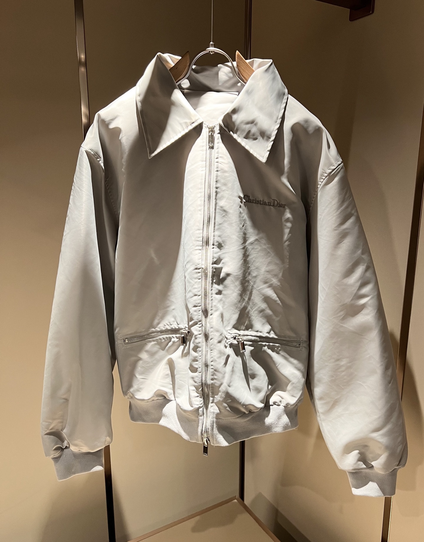 NO:571507,Dio*r Dio's 2025 autumn and winter men's thin cotton jackets, the latest fashionable casual jackets, are rarely available through trading company channels, and are sold simultaneously on the official website, with logo embroidery design on the chest!  The high-quality products that the male god is most looking forward to are coming, allowing you to feel what true luxury has connotation! Full of brand style!  Your most enjoyable wearing experience! It perfectly enhances the overall sense of luxury and class, and you can get the high-end luxury atmosphere at a glance!  The upper body is versatile, simple and not fussy, and can easily cope with various occasions and environments. It is undoubtedly a must-have item for daily commuting! Sizes M-2XL,, dior, jackets & coats, jackets & coats, alexander wang19860909Dio*r迪*奥2025秋冬男士薄棉服夹克外套,最新时尚休闲夹克,贸易公司渠道稀出,同步官网发售,胸前logo图案刺绣设计！男神最为期待的精品狠货重磅来袭,让你感受到什么叫真正的高奢有内涵!满满的品牌风格！你最为享受的穿着体验! 完美提升了整体的奢华档次感,一眼就能Get到的高端奢华气息！上身百搭简约不挑人,轻松应对各种场合与环境,属于日常通勤必备的臻品无疑!尺码M-2XL,,dior,jackets & coats,jackets & coats,alexander wang,Men's clothing