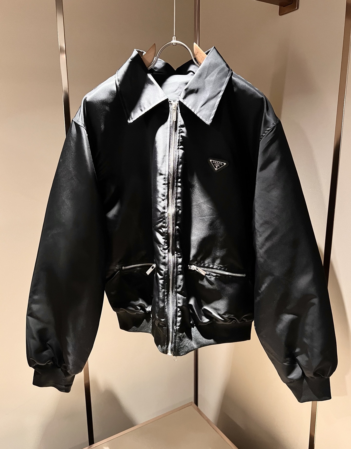 NO:571520,PRAD*A 2025 autumn and winter casual cotton jackets, the latest fashionable casual zipper jackets, fashionable jackets! Trading company channels are rare, and they are sold simultaneously on the official website. The most anticipated high-quality goods by gods and goddesses are coming, allowing you to feel what real luxury has connotation! This jacket is made of P's professionally customized light technical fabrics. The surface is neat, smooth and shiny, and the texture is obvious through the screen. The upper body is comfortable and light for the most enjoyable wearing experience!  Exquisite accessories and logo hardware accessories on the chest!  It perfectly enhances the overall sense of luxury and class, and you can get the high-end luxury atmosphere at a glance! The jacket is cut in a basic and conventional style, and the upper body is versatile, simple and unobtrusive. It can easily cope with various occasions and environments. It is undoubtedly a must-have product for daily commuting! Sizes M～2XL,, prada, jackets & coats, jackets & coats, alexander wang19860909PRAD*A普*达2025秋冬休闲棉服夹克外套,最新时尚休闲拉链夹克,时尚夹克外套!贸易公司渠道稀出,同步官网发售,男神女神最为期待的精品狠货重磅来袭,让你感受到什么叫真正的高奢有内涵!此款夹克外套选用了P家专业定制的轻薄科技面料制成,表面整洁光滑且富有光泽,质感透过屏幕都显而易 见,上身舒适轻盈最为享受的穿着体验！胸前精致辅料Logo五金配饰！完美提升了整体的奢华档次感,一眼就能Get到的高端奢华气息!基础常规的夹克版型裁剪,上身百搭简约不挑人,轻松应对各种场合与环境,属于日常通勤必备的臻品无疑!尺码M～2XL,,prada,jackets & coats,jackets & coats,alexander wang,Men's clothing