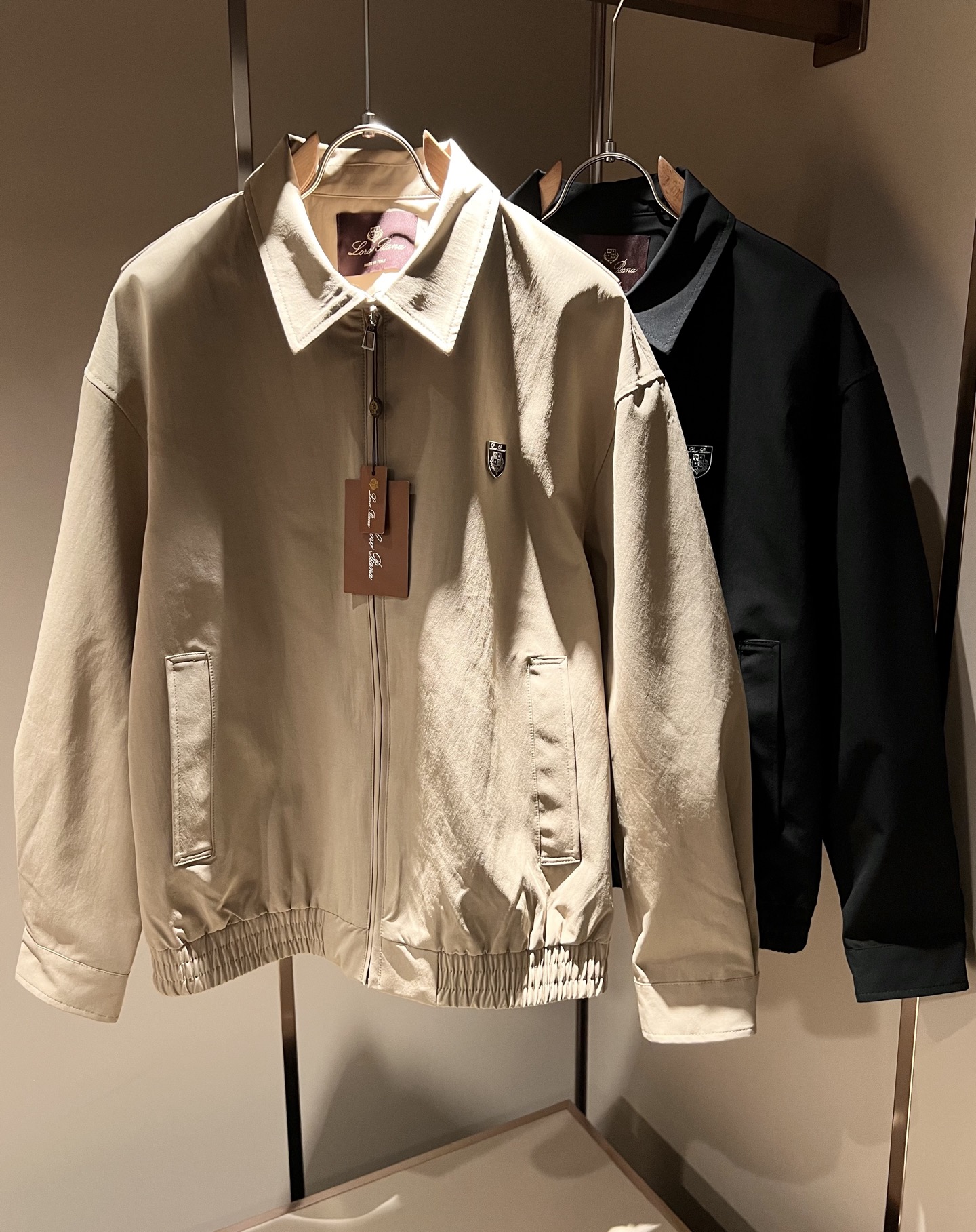 NO:566861,Loro Piana's new autumn and winter men's casual jackets, orders from foreign trade companies!  Made from pure cotton material, with logo hardware pattern design on the chest!  One of the classic proprietary fabrics!  The texture is light, soft and delicate to the touch, but the shape is straight and stylish!  It adopts a multi-layer structure and is windproof. The pockets are decorated with details, which is the ultimate luxury... Perfect interpretation of high-quality appearance. Customized original hardware is provided!  Size M-3XL,,loro piana,jackets & coats,jackets & coats,alexander wang19860909Loro Piana诺悠翩雅 秋冬新品男士休闲夹克外套,外贸公司订单！客供纯棉材质,胸前logo五金图案设计！经典的专有织物之一！ 质地轻盈、触感又柔软细腻、但型态又笔挺有型！ 采用多层结构、具备防风性能. 口袋饰有细节、奢华极致… 完美演绎高品质品相.客供定制原版五金！尺码M-3XL,,loro piana,jackets & coats,jackets & coats,alexander wang,Men's clothing