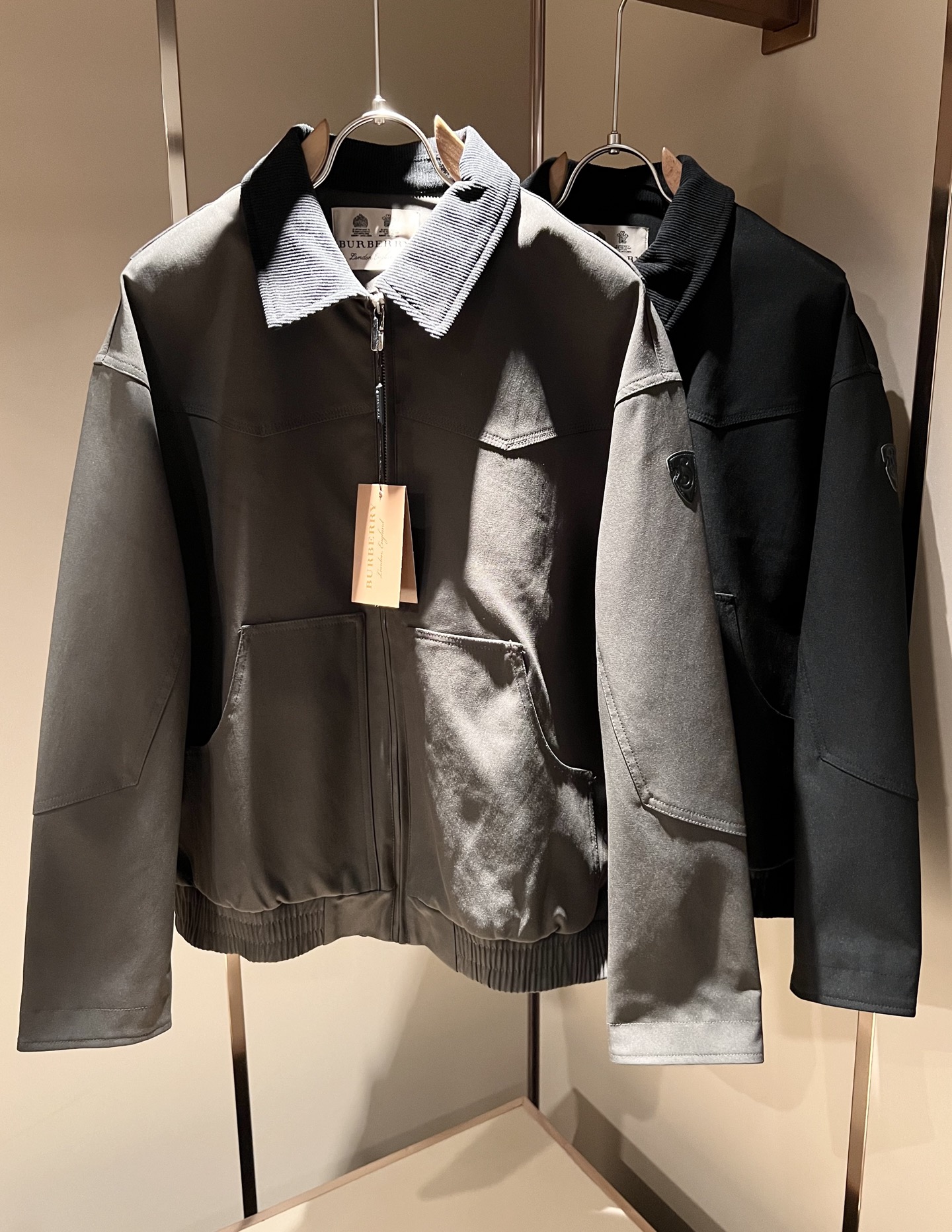 NO:571509,BURBER*Y's new 2025 autumn and winter jackets are here. Made of the recently popular environmentally friendly polyester fiber fabric, it is a high-end outdoor sports and leisure series, a very hot sports trend!  The latest special material developed by BUR, memory fabric is also called memory cloth, which refers to fabrics with shape memory function, clothing logo hardware pattern design!  Killing all the versions on the market, it can only be said that they are not of the same level at all. No matter in terms of materials, detail restoration and craftsmanship, we are not afraid of any challenges, just to provide you with wonderful products as always. A style that implements BUR's core concept tightly binds plaid and fashion, and always maintains perfection. The simple but not simple design style perfectly meets your daily needs. Size: M-3XL,, burberry, jackets & coats, jackets & coats, alexander  wang19860909BURBER*Y巴*莉2025秋冬新品夹克外套重磅来袭,最近比较火热的环保聚酯纤维面料制作而成,高端户外运动休闲系列,非常火热运动风潮！BUR最新研发的特殊材质,记忆面料也叫记忆布,是指具有形态记忆功能的面料,衣服logo五金图案设计！秒杀市面上一切版本,只能说根本就不是一个级别的存在,不管是材质还是细节还原度以及工艺制作方面,不惧任何挑战,只为给大家奉献绝妙产物一如既往,始终如一,贯彻了BUR核心理念的一个款式将格纹与时尚紧紧的捆绑在一起,时刻保持完美,简约而不简单的的设计风格,完美的满足了你日常所需要的穿搭.尺码:M-3XL,,burberry,jackets & coats,jackets & coats,alexander wang,Men's clothing