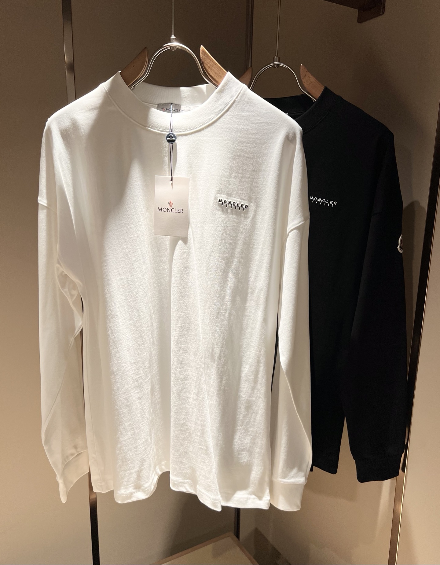 NO:568855,Moncler 2025 new autumn and winter trade order long-sleeved bottoming shirt with mouth covering, full condition!  !  Internet celebrity model!  Logo embroidery design on the chest!  The upper body is comfortable and breathable, not stiff, and the overall body has a rich three-dimensional feel. It is a quality export order and is customized with exclusive baby velvet fabric tailoring to meet the simple needs of commuters. The upper body effect is very good, slimming, and not picky about the figure. The fabric workmanship... is impeccable. Only good craftsmanship and good fabrics can produce a good taste. It is a must-have item for everyone!  Size M-3XL,,Moncler,alexander wang19860909Moncler蒙口2025秋冬新款贸易订单长袖打底衫,全品相！！网红款！胸前logo图案刺绣设计！上身舒适透气,不僵硬,整体有着丰富的立体感,品质出口订单,定制专属婴儿绒面料剪裁,满足通勤人们对于着装的简约需求,上身效果很好,显瘦,不挑剔身材.面料做工....无可挑剔,好工艺好面料才能穿出好品味一款,人手必备单品！尺码M-3XL,,Moncler,alexander wang,Men's clothing