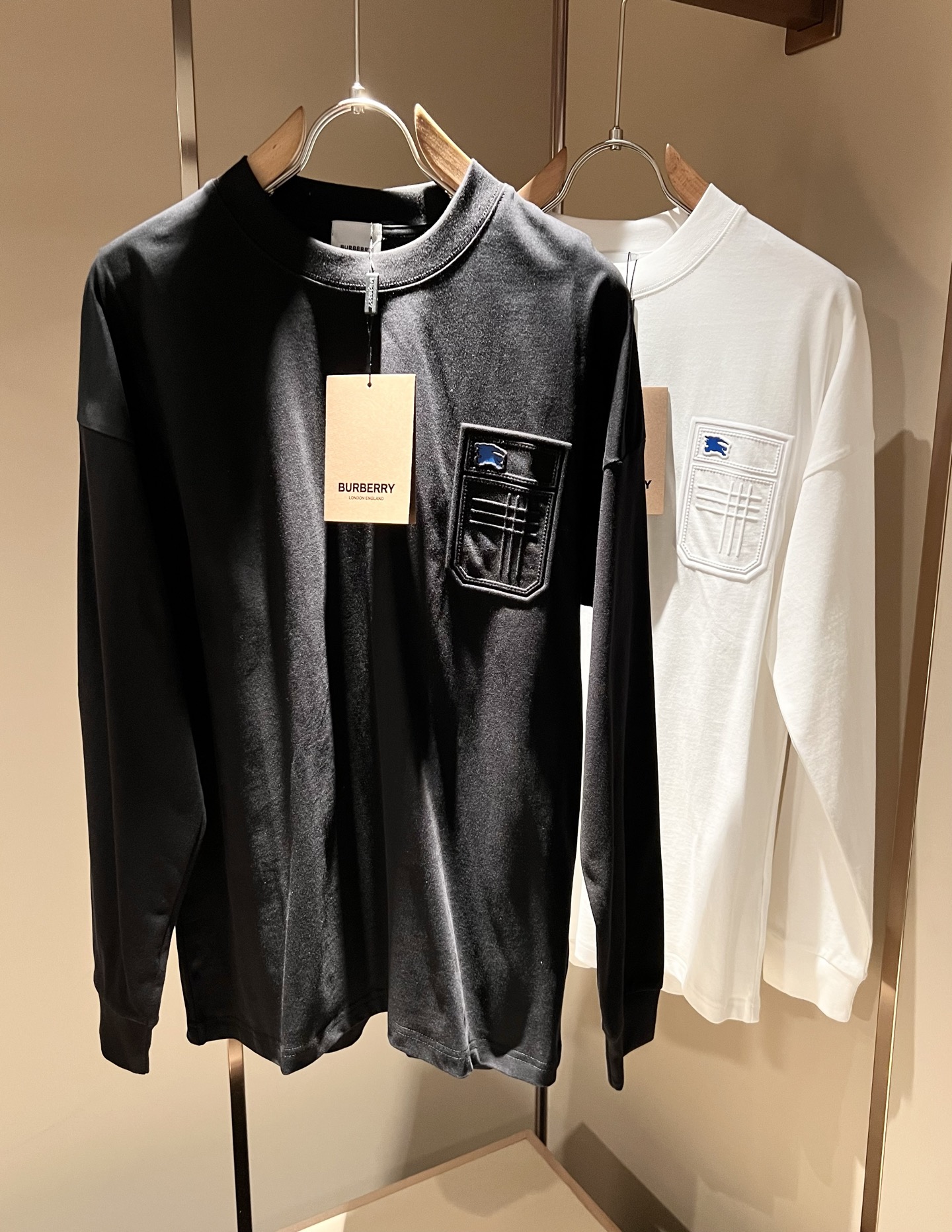 NO:566851,BURBER*Y's new autumn and winter long-sleeved bottoming shirt for men and women is a big hit. It is made of environmentally friendly pure cotton fabrics that have been popular recently. It is a high-end outdoor sports and leisure series, a very hot sports trend!  BUR's latest developed special material, logo and pattern laminated design!  The fabric is also called memory cloth, which refers to fabrics with morphological memory function. It beats all versions on the market instantly. It can only be said that it is not on the same level at all. No matter in terms of material, detail restoration and craftsmanship, we are not afraid of any challenges, just to provide everyone with wonderful products, as always, always  As always, a style that implements BUR's core concept will be tightly tied to fashion, always maintaining a perfect, simple but not simple design style, which perfectly meets your daily needs. Sizes: M-3XL, burberry, alexander  wang19860909BURBER*Y巴*莉秋冬新品男女同款长袖打底衫,重磅来袭,最近比较火热的环保纯棉面料制作而成,高端户外运动休闲系列,非常火热运动风潮！BUR最新研发的特殊材质,标志logo图案压胶设计！面料也叫记忆布,是指具有形态记忆功能的面料,秒杀市面上一切版本,只能说根本就不是一个级别的存在,不管是材质还是细节还原度以及工艺制作方面,不惧任何挑战,只为给大家奉献绝妙产物一如既往,始终如一,贯彻了BUR核心理念的一个款式将与时尚紧紧的捆绑在一起,时刻保持完美,简约而不简单的的设计风格,完美的满足了你日常所需要的穿搭.尺码:M-3XL,,burberry,alexander wang,Men's clothing