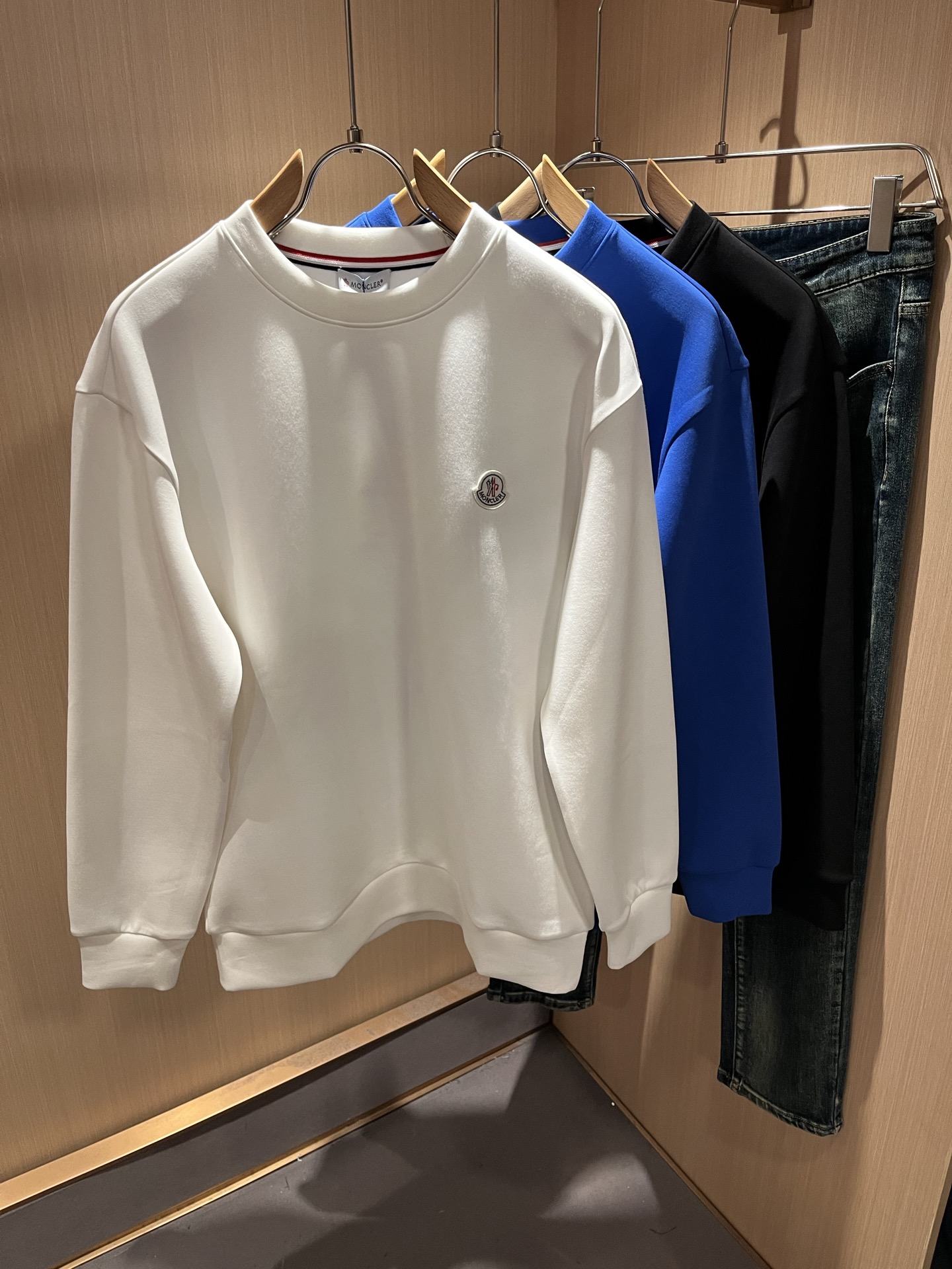 NO:571781,Moncl*r Men's and women's 2025 autumn and winter same style couple's latest trade order long-sleeved sweatshirt, all in good condition!  !  Internet celebrity model!  The craftsmanship is designed using pattern logo badge craftsmanship!  The upper body is comfortable and breathable, not stiff, and the overall body has a rich three-dimensional feel. It is a quality export order and is customized with exclusive pure cotton fabric tailoring to meet the simple needs of commuters. The upper body effect is very good, slimming, and not picky about the figure. The fabric workmanship... is impeccable. Only good craftsmanship and good fabrics can make you wear a good taste. It is a must-have item for everyone!  Size S-XL,,hoodie,sweatshirts,alexander wang19860909Moncl*r蒙*口2025秋冬男女同款情侣款最新的贸易订单长袖卫衣,全品相！！网红款！工艺采用图案logo徽章工艺设计！上身舒适透气,不僵硬,整体有着丰富的立体感,品质出口订单,定制专属纯棉面料剪裁,满足通勤人们对于着装的简约需求,上身效果很好,显瘦,不挑剔身材.面料做工....无可挑剔,好工艺好面料才能穿出好品味一款,人手必备单品！尺码S-XL,,hoodie,sweatshirts,alexander wang,Men's clothing