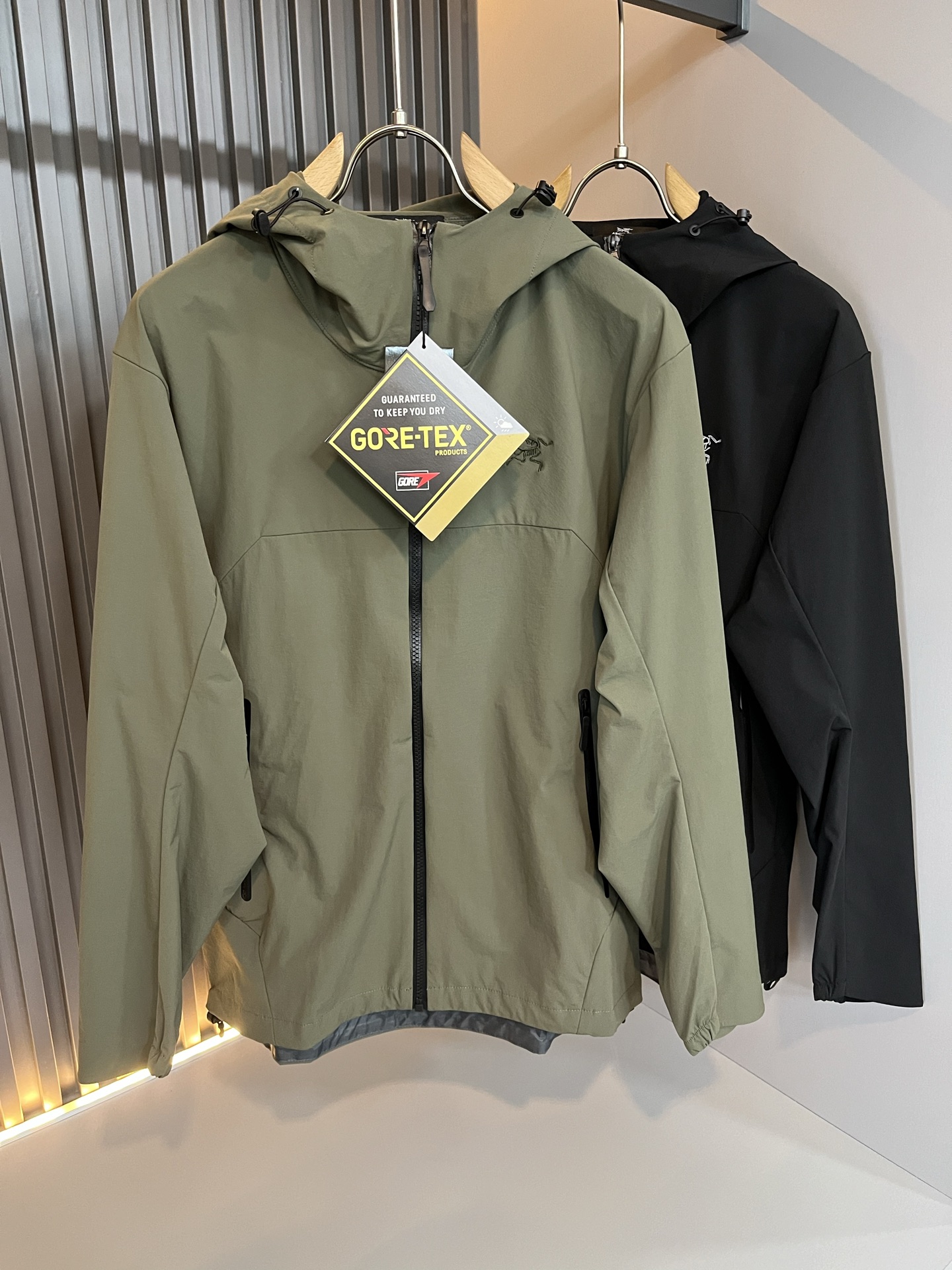 NO:570861,ARCTER *  In addition to its considerable attainments in style design, the most obvious or best thing is that it has deeper unique insights and attainments in fabrics. Through continuous structural research and problem solving, it is characterized by unique research on fabrics. These alone are enough to support it to become one of the leading new logo brand images in the clothing manufacturing industry. This model is made of quick-drying fabric!  Through precision workmanship, the hand feels smooth and soft, and it has both natural beauty and comfort. The large body shape is simple and clean, and the fabric shows a different hazy structural beauty. It is exclusively customized by opening a mold. The fabric tests the skills of the workers and can be smooth and compliant without wrinkles!  Logo pattern laminated design on the chest!  It really tests the handicrafts of each master!  It makes the whole thing clean and neat, without leaving a trace of thread. Nowadays, the neutrality that is pursued in life is also more refined in life!  Size M-3XL,arc'teryx,jackets & coats,jackets & coats,alexander wang19860909ARCTER*X始*祖鸟 秋冬新款男女同款夹克外套,户外品牌可能大家第一想到的就是加拿大鹅、始祖鸟.给人一种标签试的感觉！除了在款式设计上颇有造诣之外,最明显或者说最为拿手的,应该就是在面料上的拥有更深独特见解跟造诣了.通过不断地结构研究和问题处理,在以面料独特研究为特征,仅凭这些就已经足以支撑其成为服装制造行业中,首屈可数的新标志品牌形象.此款采用速干面料材质！通过精工手感细滑柔软,同时兼具自然美感跟舒适度.大身上版型裁剪简洁干净,面料上显现出了不一样朦胧的结构性美感来.独家开模定制而成,面料及其考验工人的技术,能做到平整服帖又不起皱！胸前logo图案压胶设计！真的是很考验每位师傅的手工制作！使得整体干净利索,不留一丝线头.现在对于生活有所追求的中性也在生活中更为精致！尺码M-3XL,arc'teryx,jackets & coats,jackets & coats,alexander wang,Men's clothing