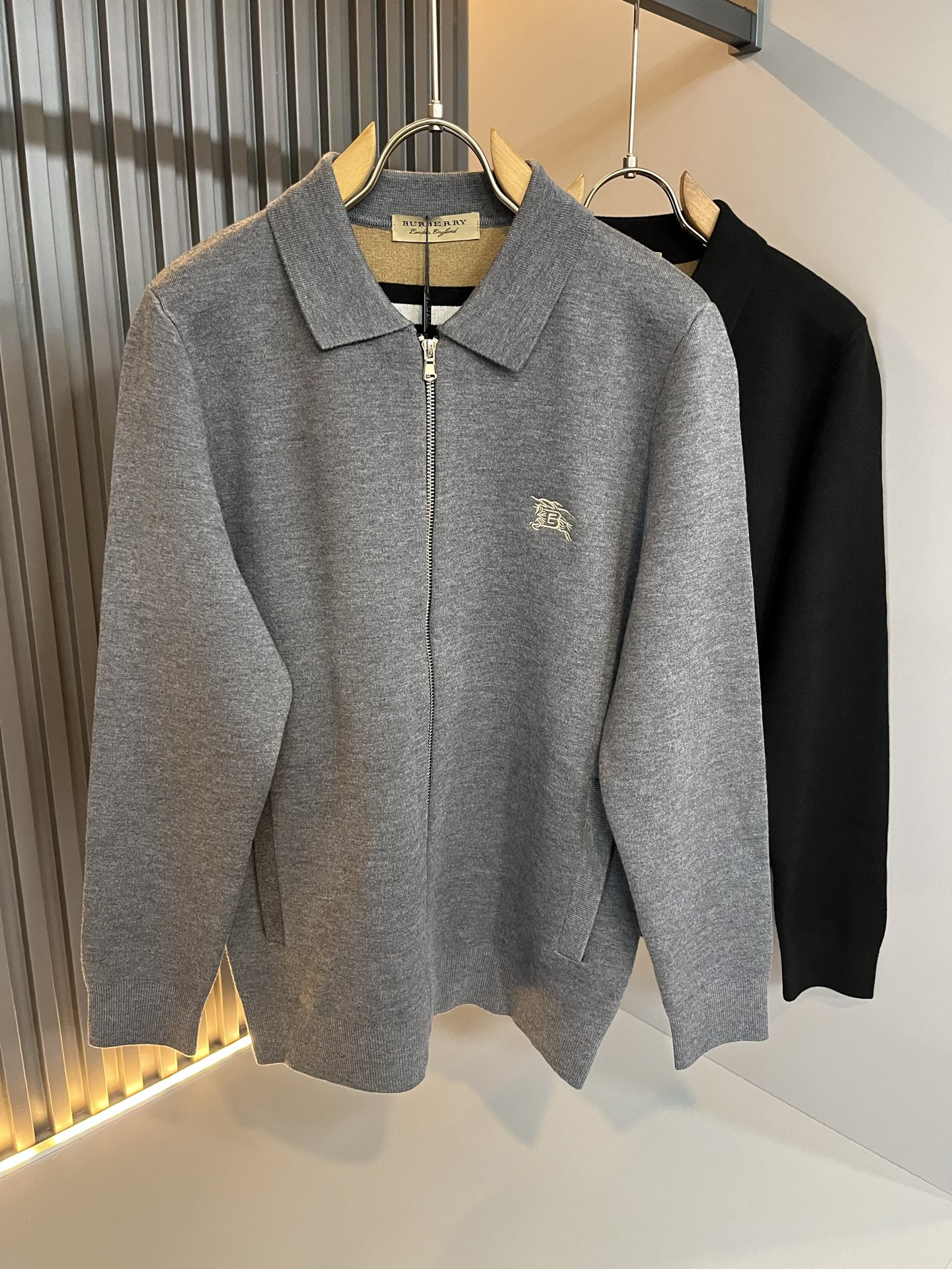 NO:571793,Bur*erry 2025 autumn and winter new long-sleeved zipper knitted wool cardigan, the brand's classic design elements!  It’s neither monotonous nor complicated, just the right amount to show off your taste!  Customized wool fabrics for customers!  Comfortable and breathable are not a problem at all, and the unique luxury feel of the fabric presents a simple and elegant temperament!  Logo pattern embroidery design!  Every detail is in sync with high-end fashion. Sizes: M-4XL, burberry, alexander wang19860909Bur*erry 巴*莉 2025秋冬新款长袖拉链款针织羊毛开衫,品牌经典设计元素！既不单调也不复杂,恰到好处的展现品味！客供定制羊毛面料！舒适透气根本不在话下,面料独具的高奢感呈现简约优雅气质！标识logo图案刺绣设计！每一处细节都是与高端时尚同步的体现.尺码:M-4XL,,burberry,alexander wang,Men's clothing