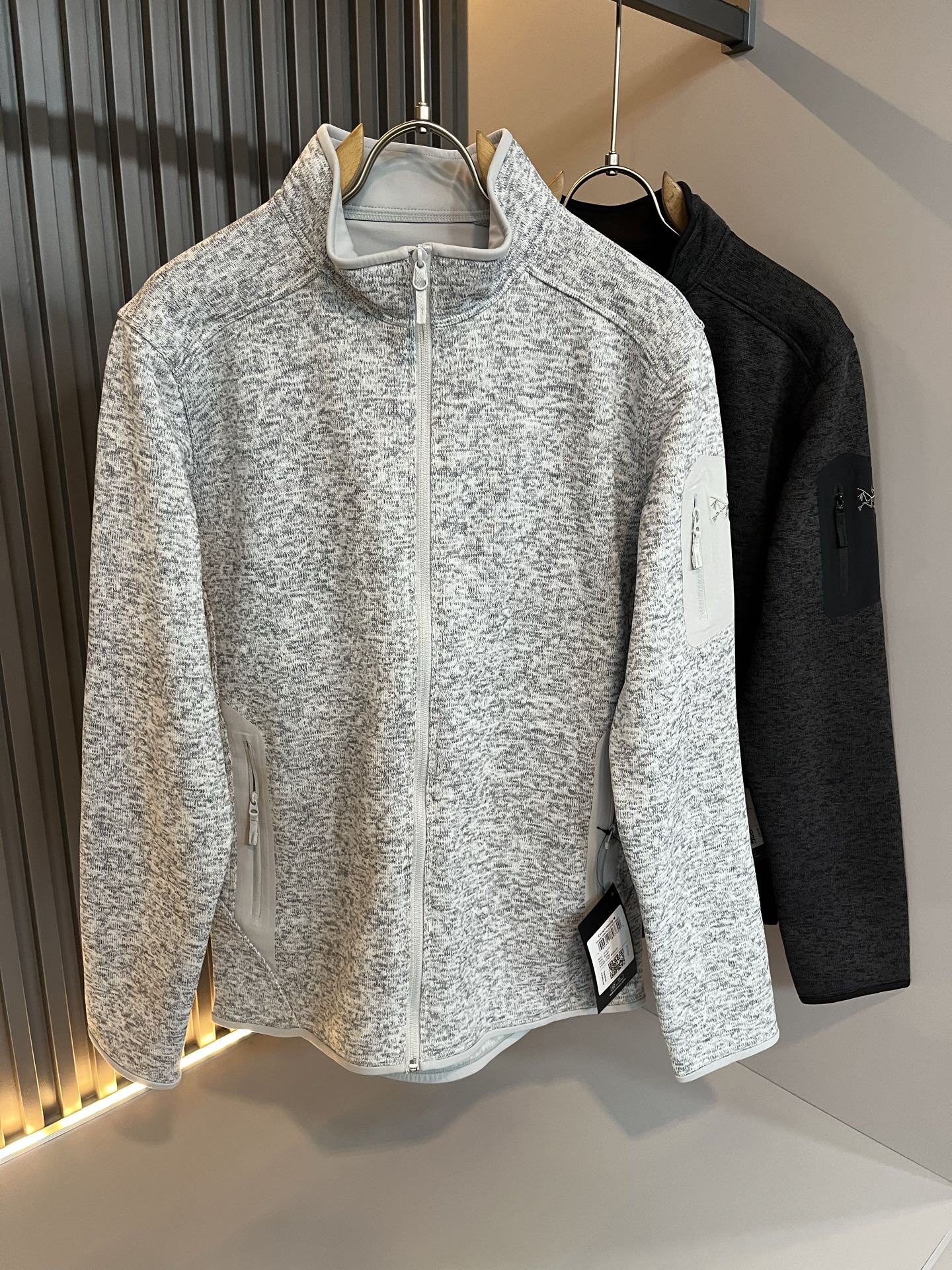 NO:571806,ARCTER *  In addition to its considerable attainments in style design, the most obvious or most proficient thing is that it has deeper and unique insights and attainments in fabrics. Through continuous structural research and problem solving, it is characterized by unique research on fabrics. These alone are enough to support it to become one of the leading new logo brand images in the clothing manufacturing industry. This model is made of velvet cotton fabric!  Through precision workmanship, the hand feels smooth and soft, and it has both natural beauty and comfort. The large body shape is simple and clean, and the fabric shows a different hazy structural beauty. It is exclusively customized by opening a mold. The fabric tests the skills of the workers and can be smooth and compliant without wrinkles!  Logo pattern laminated design on the chest!  It really tests the handicrafts of each master!  It makes the whole thing clean and neat, without leaving a trace of thread. Nowadays, the neutrality that is pursued in life is also more refined in life!  Sizes XS-XXL,arc'teryx,jackets & coats,jackets & coats,alexander wang19860909ARCTER*X始*祖鸟 2025秋冬新款男女同款夹克外套,户外品牌可能大家第一想到的就是加拿大鹅、始祖鸟.给人一种标签试的感觉！除了在款式设计上颇有造诣之外,最明显或者说最为拿手的,应该就是在面料上的拥有更深独特见解跟造诣了.通过不断地结构研究和问题处理,在以面料独特研究为特征,仅凭这些就已经足以支撑其成为服装制造行业中,首屈可数的新标志品牌形象.此款采用绒棉面料材质！通过精工手感细滑柔软,同时兼具自然美感跟舒适度.大身上版型裁剪简洁干净,面料上显现出了不一样朦胧的结构性美感来.独家开模定制而成,面料及其考验工人的技术,能做到平整服帖又不起皱！胸前logo图案压胶设计！真的是很考验每位师傅的手工制作！使得整体干净利索,不留一丝线头.现在对于生活有所追求的中性也在生活中更为精致！尺码XS-XXL,arc'teryx,jackets & coats,jackets & coats,alexander wang,Men's clothing