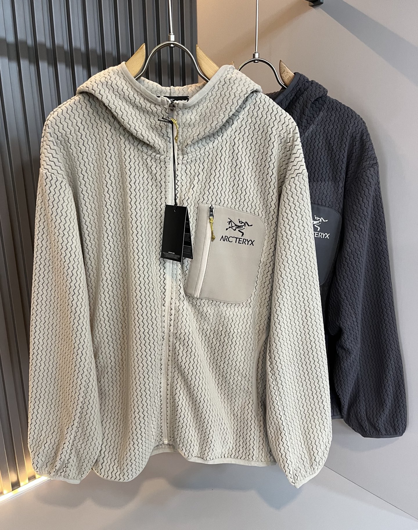 NO:571804,ARCTER *  In addition to its considerable attainments in style design, the most obvious or most proficient thing is that it has deeper and unique insights and attainments in fabrics. Through continuous structural research and problem solving, it is characterized by unique research on fabrics. These alone are enough to support it to become one of the leading new logo brand images in the clothing manufacturing industry. This model is made of velvet cotton fabric!  Through precision workmanship, the hand feels smooth and soft, and it has both natural beauty and comfort. The large body shape is simple and clean, and the fabric shows a different hazy structural beauty. It is exclusively customized by opening a mold. The fabric tests the skills of the workers and can be smooth and compliant without wrinkles!  Logo pattern laminated design on the chest!  It really tests the handicrafts of each master!  It makes the whole thing clean and neat, without leaving a trace of thread. Nowadays, the neutrality that is pursued in life is also more refined in life!  Size S-XL,arc'teryx,jackets & coats,jackets & coats,alexander wang19860909ARCTER*X始*祖鸟 2025秋冬新款男女同款夹克外套,户外品牌可能大家第一想到的就是加拿大鹅、始祖鸟.给人一种标签试的感觉！除了在款式设计上颇有造诣之外,最明显或者说最为拿手的,应该就是在面料上的拥有更深独特见解跟造诣了.通过不断地结构研究和问题处理,在以面料独特研究为特征,仅凭这些就已经足以支撑其成为服装制造行业中,首屈可数的新标志品牌形象.此款采用绒棉面料材质！通过精工手感细滑柔软,同时兼具自然美感跟舒适度.大身上版型裁剪简洁干净,面料上显现出了不一样朦胧的结构性美感来.独家开模定制而成,面料及其考验工人的技术,能做到平整服帖又不起皱！胸前logo图案压胶设计！真的是很考验每位师傅的手工制作！使得整体干净利索,不留一丝线头.现在对于生活有所追求的中性也在生活中更为精致！尺码S-XL,arc'teryx,jackets & coats,jackets & coats,alexander wang,Men's clothing