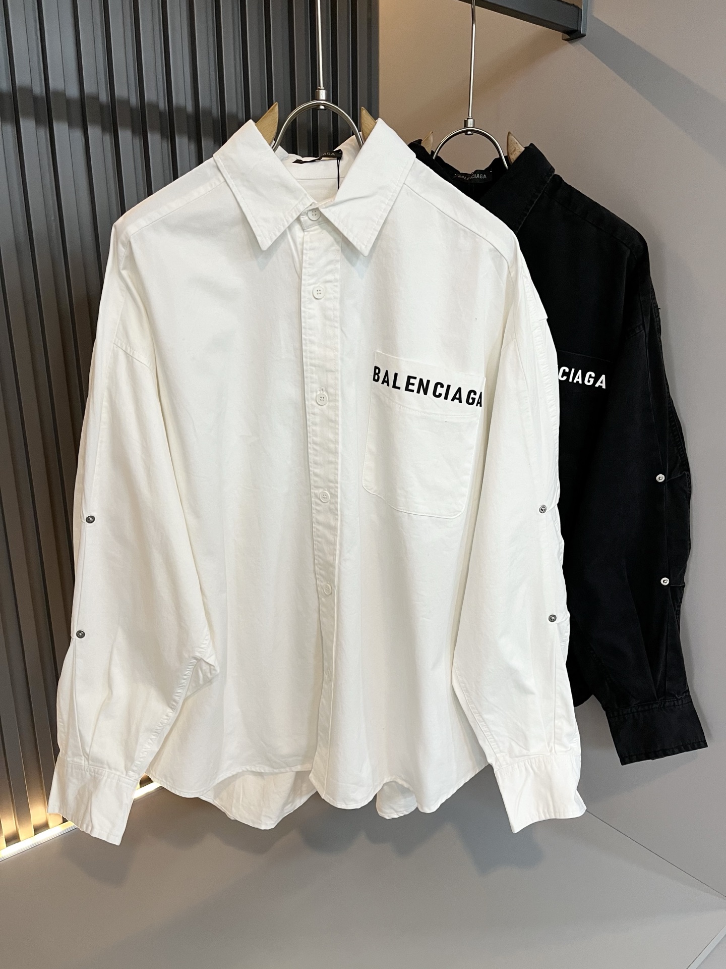 NO:570878,BALENCI*GA Paris* Home New Autumn and Winter Uniform Shirts for Men and Women, Fashionable Casual Shirts with Catwalk Pattern Printing, Logo Pattern Laminated Design!  It is made of specially designed poplin cotton fabrics supplied by customers. It feels soft and skin-friendly, comfortable and breathable. The real thing will definitely make you fall in love with it!  The round neck cut with loose shoulders and dropped shoulders, non-sexist style for couples to wear together, opens up a new fashion style!  Distinguish the market version of the high-definition series!  Size S-XL,,balenciaga,alexander wang19860909BALENCI*GA巴黎*家 秋冬新款男女同款衬衣,走秀图案印花时尚休闲衬衣,标志logo图案压胶设计！极具设计精选客供府绸棉面料,手感柔软亲肤,着身舒适透气性都无法挑剔,实物绝对会让你爱不释手！宽松小落肩的圆领版型裁剪,无性别主义的情侣混穿款式,打开全新的时装新韵味！区别市场版本高定系列！尺码S-XL,,balenciaga,alexander wang,Men's clothing