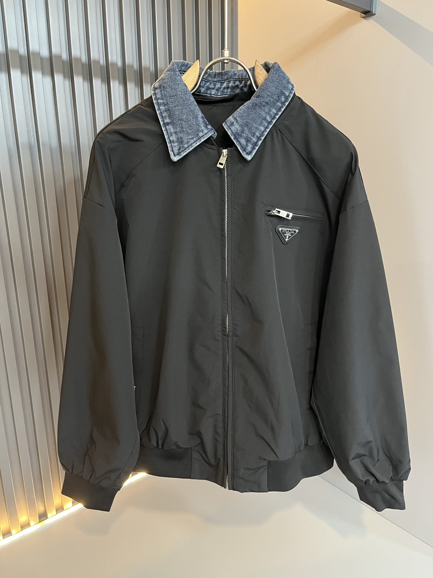 NO:571795,PRAD*A 2025 autumn and winter casual jackets, the latest fashionable casual zipper jackets, fashionable jackets! The trading company channels are rare, and they are sold simultaneously on the official website. The high-quality goods that the male god is most looking forward to are coming, allowing you to feel what real luxury has connotation! This jacket is made of P's professionally customized light technical fabrics. The surface is neat, smooth and shiny, and the texture is clearly visible through the screen. The upper body is comfortable, light and not stuffy.  Give you the most enjoyable wearing experience!  Exquisite logo pattern hardware design!  It perfectly enhances the overall sense of luxury and class, and you can get the high-end luxury atmosphere at a glance! The jacket is cut in a basic and conventional style, and the upper body is versatile, simple and unobtrusive. It can easily cope with various occasions and environments. It is undoubtedly a must-have product for daily commuting! Sizes M～3XL,, prada, jackets & coats, jackets & coats, alexander wang19860909PRAD*A普*达2025秋冬休闲夹克外套,最新时尚休闲拉链夹克,时尚夹克外套!贸易公司渠道稀出,同步官网发售,男神最为期待的精品狠货重磅来袭,让你感受到什么叫真正的高奢有内涵!此款夹克外套选用了P家专业定制的轻薄科技面料制成,表面整洁光滑且富有光泽,质感透过屏幕都显而易 见,上身舒适轻盈不闷热, 给你最为享受的穿着体验！精致logo图案五金设计！完美提升了整体的奢华档次感,一眼就能Get到的高端奢华气息!基础常规的夹克版型裁剪,上身百搭简约不挑人,轻松应对各种场合与环境,属于日常通勤必备的臻品无疑!尺码M～3XL,,prada,jackets & coats,jackets & coats,alexander wang,Men's clothing