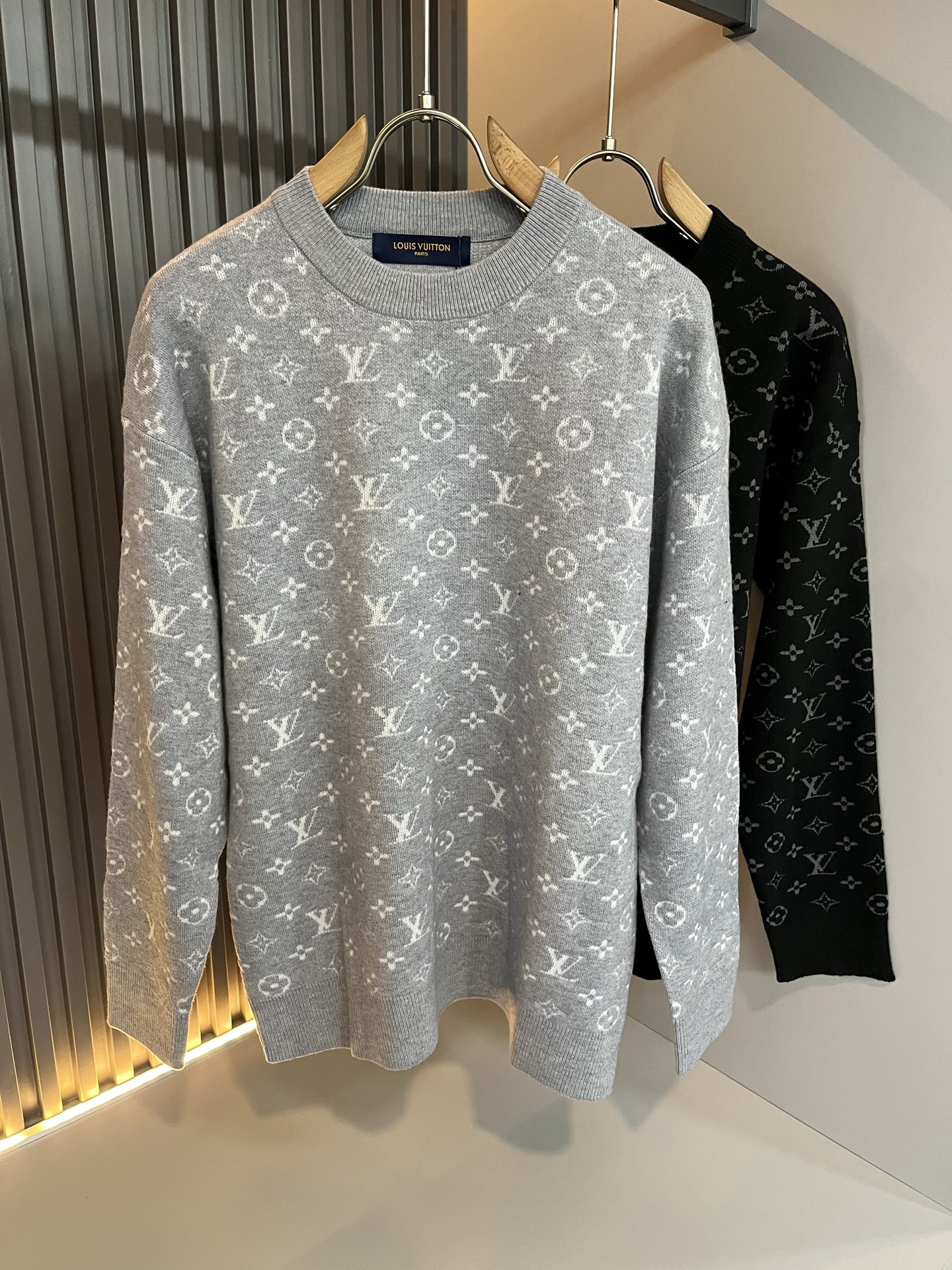 NO:568876,Louis Vuit*on 2025 autumn and winter Louis family light luxury Monogram crocheted knitted sweater!  Same decoration for men and women!  The new high-end of the Louis family, the details and quality are always so flawless, and the creative designs are endless. You are not a fashionista if you don’t buy a few pieces of Louis this autumn and winter. Monogram crochet pattern design!  It is something that everyone loves. Made of top-quality wool blend, it is super soft and tough, and has excellent breathability. It comes from world-class trading OEM channels, and the quantity is extremely rare and sold out. It is a presbyopic item that is released every year by 'Donkey Brand'.  The body logo presents an unusual texture, clean and neat. This is the Louis family's unique skill and the latest craftsmanship of this season. The level of detail has reached the top, and the slim and three-dimensional tailoring is a unique design. It is a fusion of luxury and fashion!  Size M-3XL,,louis vuitton,louis vuitton,louis vuitton,alexander wang19860909Louis Vuit*on 2025秋冬路易家族轻奢Monogram钩织针织羊毛衫！男女同款装饰！ 路易家族的新高端,细节品质永远的那么完美无瑕,创意设计层出不穷.今年秋冬季节没有入手几件路易你算不上时尚达人.Monogram钩织图案设计！实属人见人爱的东西.顶级羊毛混纺打造,超级柔软且具有韧性,透气感也是绝佳.来自世界级贸易级别的代工厂渠道,数量极其稀少售完无补.“驴牌”每年都会出的老花单品,立体Logo呈现不一般的质感,干净俐落.这是路易家族的看家绝活也是本季度的最新工艺.细致化程度已经达到顶端了,修身立体剪裁的版型设计堪称一绝.属于奢华与时尚的融合！尺码M-3XL,,louis vuitton,louis vuitton,louis vuitton,alexander wang,Men's clothing