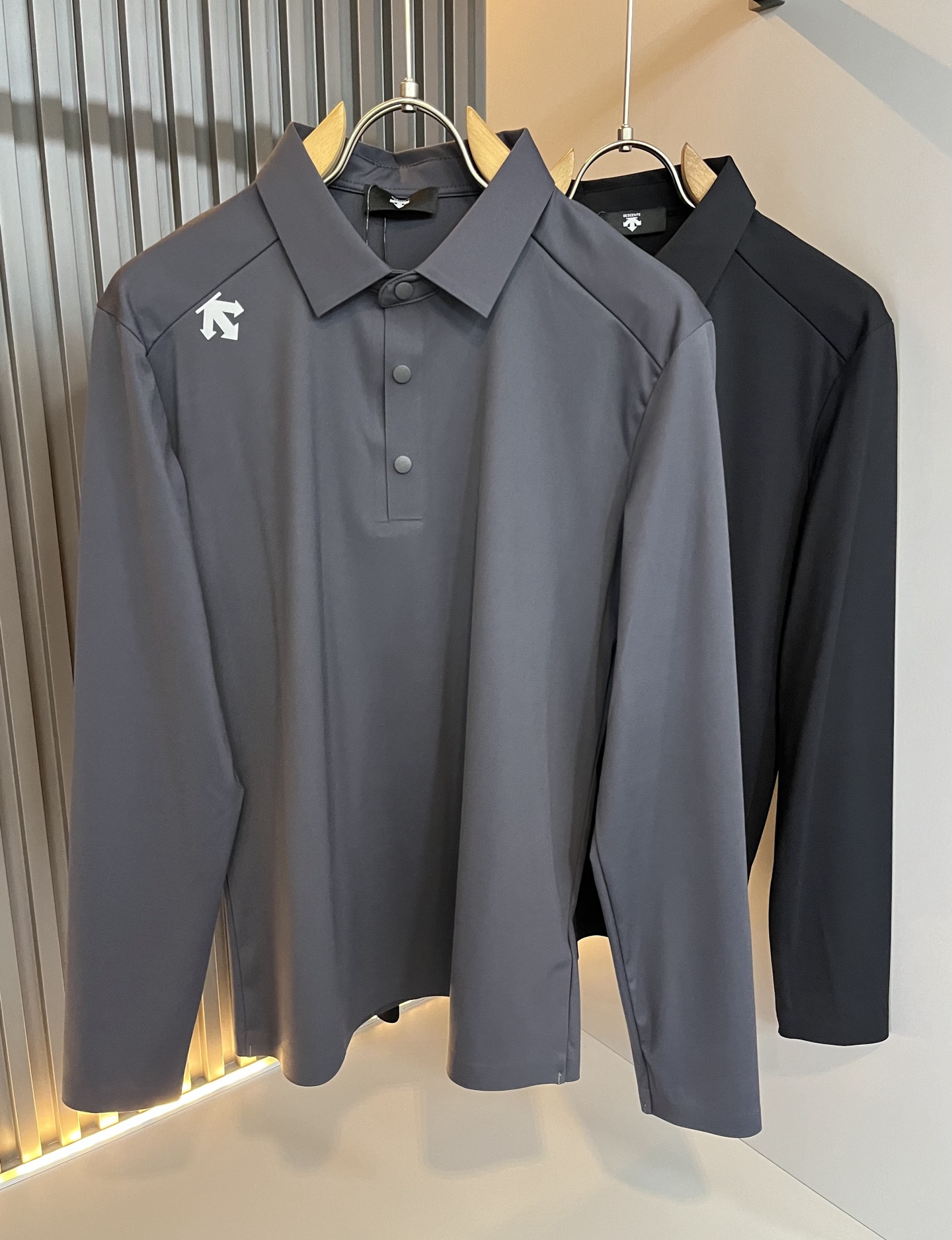 NO:568870,DESCENTE, the new long-sleeved Polo shirt for autumn and winter 2025, is a professional sports brand that has been in glory since 1935. For more than 80 years, it has always adhered to the spirit of 'Design That Moves' to drive sports with design, integrating innovative technology with design aesthetics, and creating high-quality sports equipment in many professional fields such as skiing, golf, and triathlon!  The latest design elements of the brand!  It’s neither monotonous nor complicated, just the right amount to show off your taste!  Shoulder logo laminated design!  Comfortable, sweat-absorbent and breathable are not a problem at all. The unique luxury feel of the fabric presents a simple and elegant temperament!  Full three-dimensional! Standard cutting design!  Every detail is in sync with high-end fashion. Size: M-3XL, alexander wang19860909迪桑特DESCENTE,2025秋冬新款长袖Polo衫,自1935年荣耀至今的专业运动品牌.80余年来,始终坚持“Design That Moves” 以设计驱动运动的精神,将创新科技与设计美学相融合,在滑雪、高尔夫、铁人三项等多个专业领域,打造高品质的运动装备！品牌最新设计元素！既不单调也不复杂,恰到好处的展现品味！肩膀logo压胶设计！舒适吸汗透气根本不在话下,面料独具的高奢感呈现简约优雅气质！饱满立体!标准裁剪设计！每一处细节都是与高端时尚同步的体现.尺码:M-3XL,,alexander wang,Men's clothing