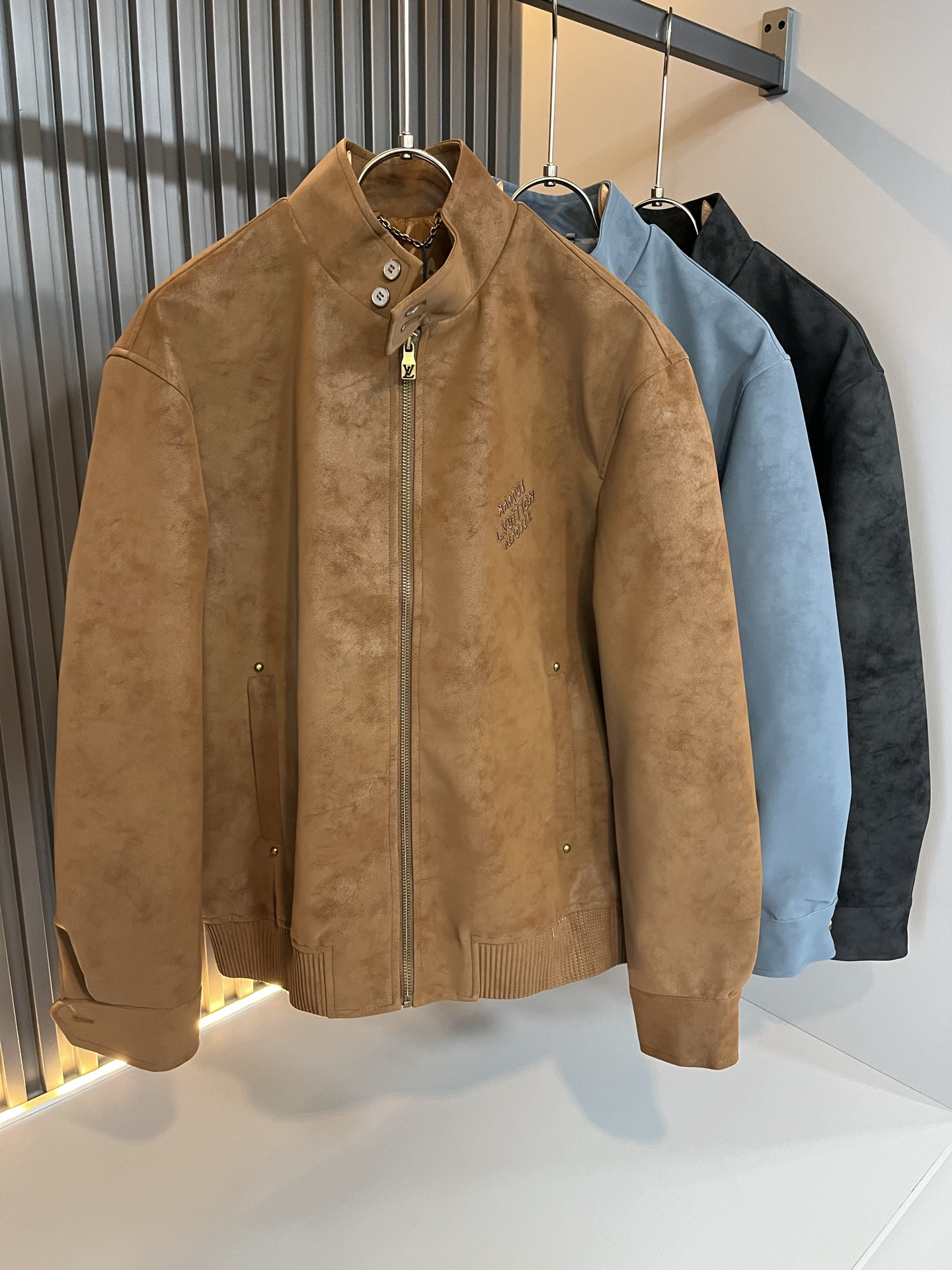 NO:571511,Louis Vuit*on 2025 autumn and winter new light luxury washed leather jacket for men and women, the new high-end of the Louis family, the details and quality are always so flawless, and the heavy-duty washed design!  Creative design of letter logo pattern embroidery on the chest!  You wouldn’t be considered a fashionista if you didn’t buy a few pieces of Louis this spring. Washed leather fabrics!  Interpreting the iconic elements of Louis, it is something that everyone loves. It is super soft and tough, and the breathability is also excellent. It comes from world-class trade-level foundry channels, and the quantity is extremely rare and sold out. Clean and neat. This is the Louis family's special skill and the latest craftsmanship of this season. The level of detail has reached the top, and the loose three-dimensional tailoring design is a unique one. It is a fusion of luxury and fashion!  Size S-2XL,,louis vuitton,louis vuitton,jackets & coats,jackets & coats,alexander wang19860909Louis Vuit*on 路易*登 2025秋冬新款轻奢男女同款洗水皮夹克外套,路易家族的新高端,细节品质永远的那么完美无瑕,重工洗水设计！胸前字母logo图案刺绣创意设计！今年春季节没有入手几件路易你算不上时尚达人.洗水皮面料！诠释路易的标志性元素,实属人见人爱的东西.超级柔软且具有韧性,透气感也是绝佳.来自世界级贸易级别的代工厂渠道,数量极其稀少售完无补.干净俐落.这是路易家族的看家绝活也是本季度的最新工艺.细致化程度已经达到顶端了,宽松立体剪裁的版型设计堪称一绝.属于奢华与时尚的融合！尺码S-2XL,,louis vuitton,louis vuitton,jackets & coats,jackets & coats,alexander wang,Men's clothing