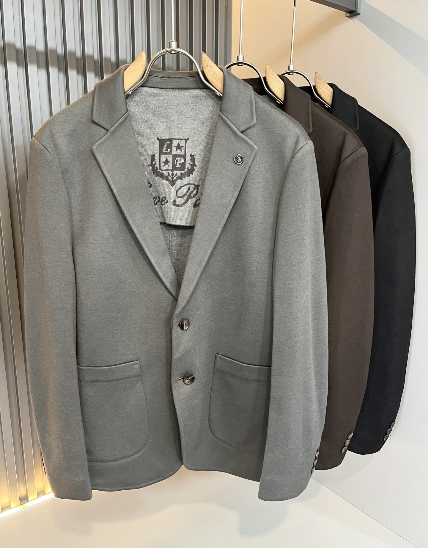 NO:570875,Loro Piana autumn and winter men's suit jackets, the latest trade orders in full condition!  !  Internet celebrity model!  The upper body is comfortable and breathable, not stiff, and the overall body has a rich three-dimensional feel. It is a quality export order and is customized with exclusive pure cotton fabric tailoring to meet the simple needs of commuters. The upper body effect is very good, slimming, and not picky about the figure. The fabric workmanship... is impeccable. Only good craftsmanship and good fabrics can make you wear a good taste. It is a must-have item for everyone!  Size M-4XL,,loro piana,jackets & coats,business suit,alexander wang19860909Loro Piana诺悠翩雅 秋冬男士西装外套,最新的贸易订单全品相！！网红款！上身舒适透气,不僵硬,整体有着丰富的立体感,品质出口订单,定制专属纯棉面料剪裁,满足通勤人们对于着装的简约需求,上身效果很好,显瘦,不挑剔身材.面料做工....无可挑剔,好工艺好面料才能穿出好品味一款,人手必备单品！尺码M-4XL,,loro piana,jackets & coats,business suit,alexander wang,Men's clothing