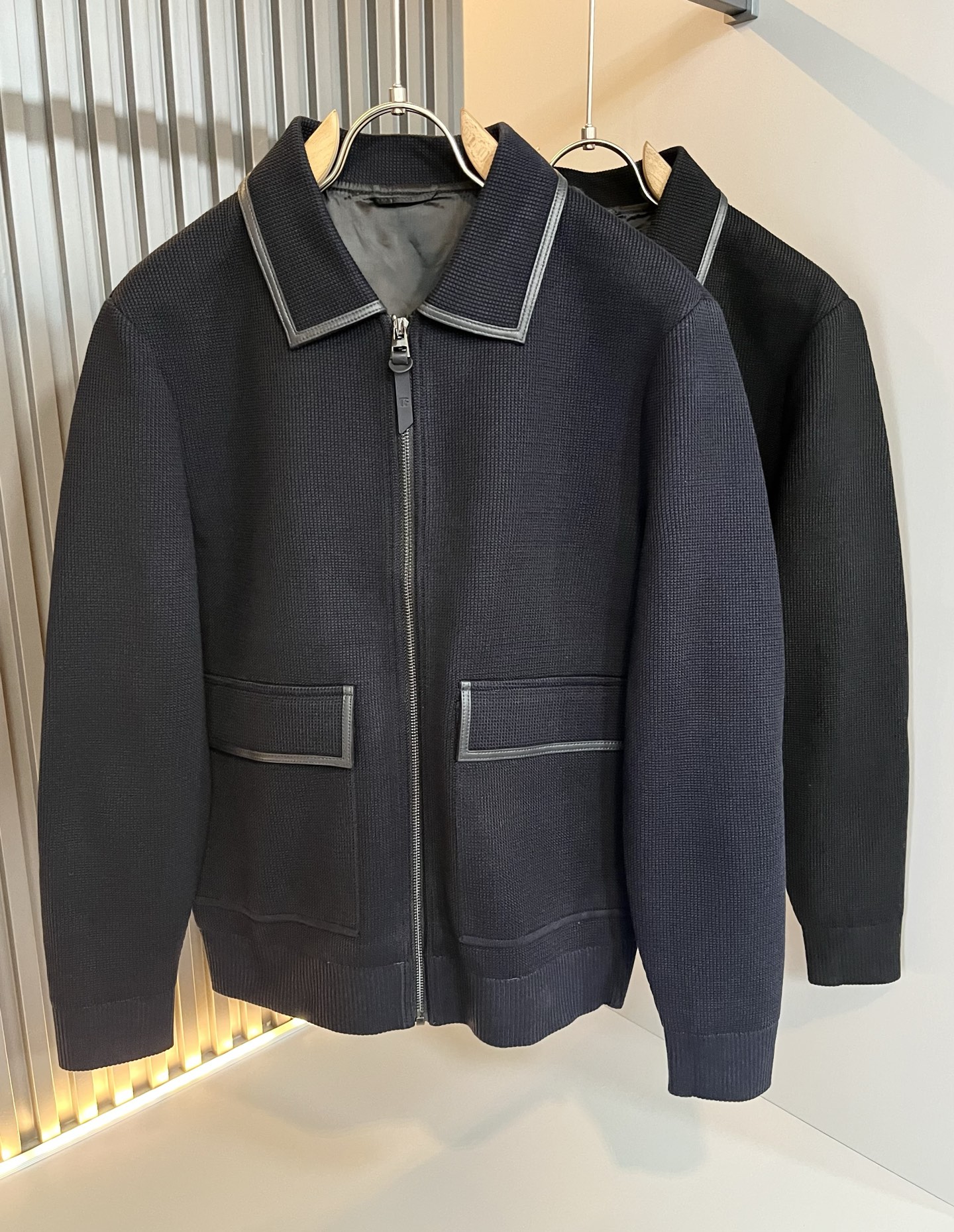 NO:571802,TOM FORD Tom Ford's new 2025 autumn and winter knitted jackets are rarely available through trading company channels and will be sold simultaneously on the official website!  A series of couples is online. The fabric is breathable and has a certain sense of self-importance. It is customized with original imported top-quality knitted fabrics!  It is breathable, skin-friendly and comfortable to wear next to the body. The colors are beautiful, eye-catching and fashionable. The unique patterns will definitely make you stand out in the crowd!  The upper body effect is age-reducing and versatile, making it easy to wear in daily casual wear, and can be easily worn by both men and women!  Size M-4XL,,tom ford,jackets & coats,jackets & coats,alexander wang19860909TOM FORD汤姆福特2025秋冬新款针织夹克外套,贸易公司渠道稀出,同步官网发售！系列情侣上线,面料透气有一定的自重感,定制原版进口顶级针织面料！贴身穿着透气亲肤舒适,色彩靓丽、吸睛时髦度爆棚,与众不同的图案绝对可以让你在人群中出彩万分！上身效果减龄又百搭,轻松Get起日常休闲穿搭,男女皆可轻松驾驭！尺码M-4XL,,tom ford,jackets & coats,jackets & coats,alexander wang,Men's clothing