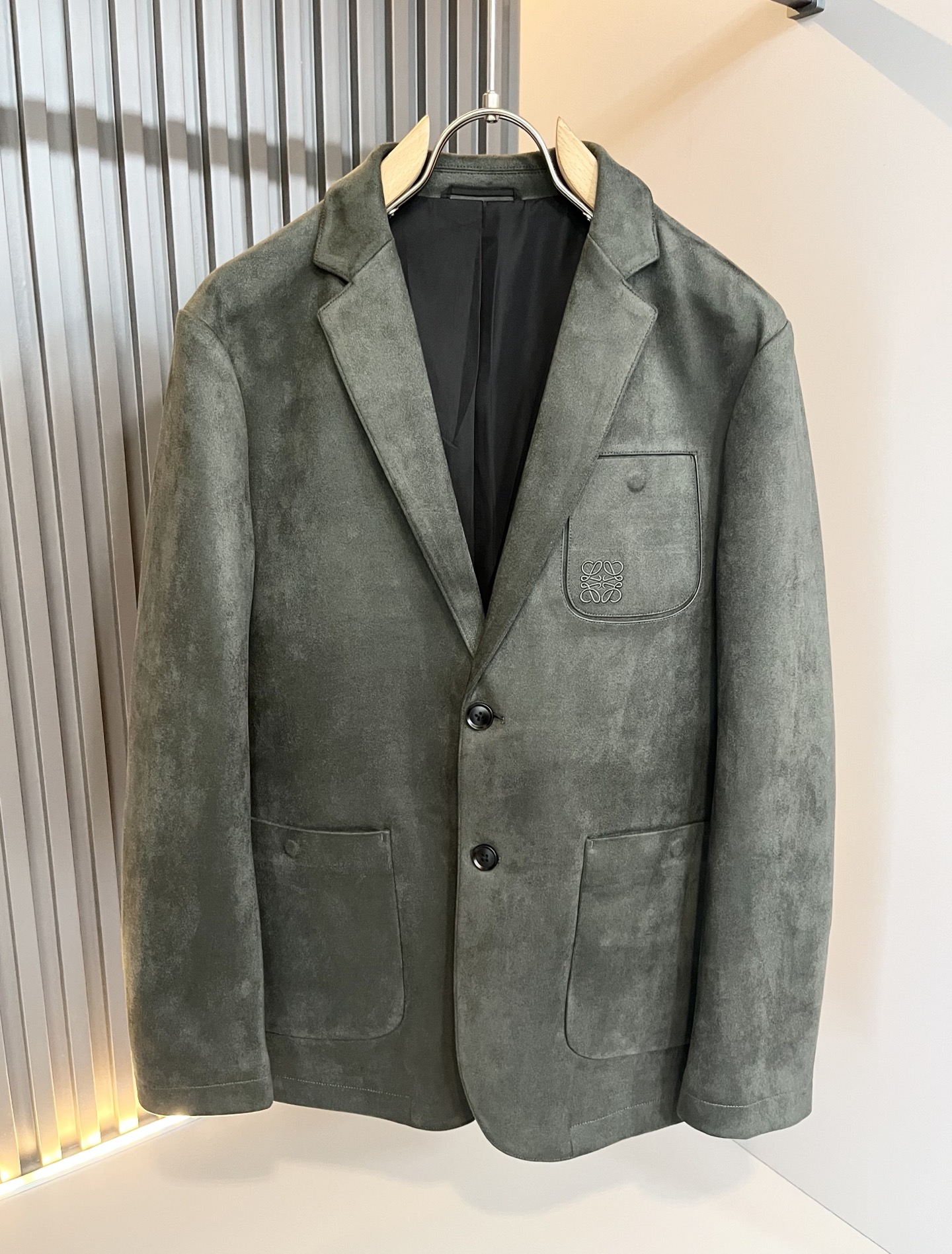 NO:571789,LO*WE/Luo*Wei 2025 new autumn and winter suit jackets, products from trading company channels, the latest products in 2025, simultaneous sales in official counters, classic star-level items!  LO*WE's leather goods have the highest say in the entire fashion circle. The brand value is very influential and has a century-old historical and cultural heritage. It is a brand used by the royal family and nobles. Its exquisite craftsmanship and design have subverted modern aesthetics!  The overall design is in line with the aesthetic design of the LOE family, using classic brand elements, perfectly inheriting the essence and genes of the LOE family, and injecting the leather brand logo embroidery design on the chest!  The vision is quite exquisite and beautiful, highlighting the brand characteristics, highly recognizable and very fashionable. The overall design interprets minimalism to the extreme, simple and elegant!  We provide high-grade materials imported from Egypt to imitate deer velvet. It is an extremely luxurious and special material. The fabric properties are all of the highest quality. The tactile experience is self-evident, and you can enjoy the ultimate luxury!  The appearance is perfect, and the details are exquisite and elegant. It not only reduces age but also highlights the fashionable temperament. The upper body is full of temperament. The color matching is quite in line with the needs of matching seasons. It has a high degree of control and mix-matching. It has no age limit and has an excellent sense of style!  Size M-3XL,,loewe,jackets & coats,jackets & coats,business suit,alexander wang19860909LO*WE/罗*威2025秋冬新款西装夹克外套,贸易公司渠道货,2025年最新品,官柜同步售卖,经典明星级单品！LO*WE家的皮具单品在整个时装圈最有极高的的发言权,品牌价值影响力颇高,有着百年历史文化底蕴,皇室御贵族御用品牌,其精湛的手工艺及设计感颠覆了现代审美！整体的设计符合LOE家美学设计,运用了经典的品牌元素,完美沿袭了LOE家的精髓与基因,胸前注入皮革品牌logo标识刺绣工艺设计！视觉颇为精致美观,彰显了品牌特质,辨识度极高且极具时髦感,整体的设计将极简主义阐释到极致,简约而大方！客供埃及仿鹿绒进口高级物料,极为奢华特殊的材质,面料属性皆为上乘,触感体验不言而喻,奢华极致享受！品相完美如斯,细节处处精致考究,即减龄又凸显了时髦气质感,上身满满的气质感,配色相当符合搭配季节需求,驾驭度混搭性极高,无关年龄界定,造型感极佳的一款单品！尺码M-3XL,,loewe,jackets & coats,jackets & coats,business suit,alexander wang,Men's clothing